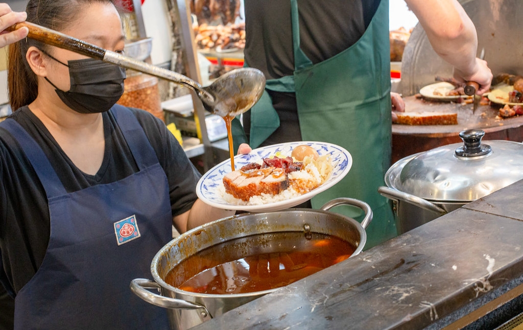 【新莊美食】港宏燒臘，沒開門就在排隊超強燒臘，皮脆肉嫩帶有炭火香推薦(菜單) @趙先生吃飯