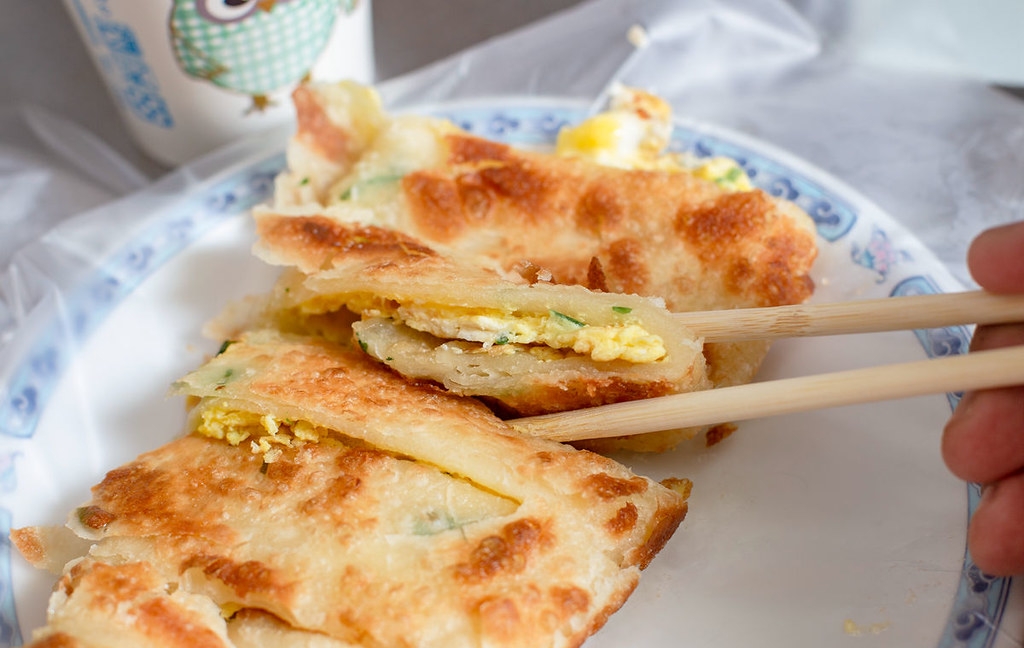 【三重菜寮美食】上海蛋餅豆漿大王，在地排隊老店，手工現桿厚實餅皮清爽不油膩推薦(菜單) @趙先生吃飯