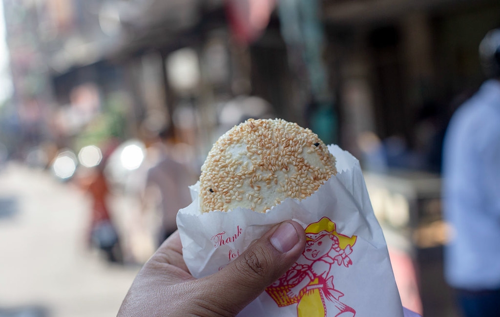 【永和美食】永和老曾炭烤燒餅店，在地人一次掃整袋的銅板小吃推薦蟹殼黃、芝麻酥餅(菜單) @趙先生吃飯