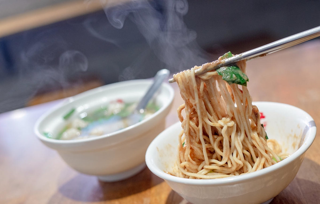 【板橋美食】老曹餛飩，黃石市場六十年在地老味道推薦餛飩湯配麻醬麵(菜單) @趙先生吃飯
