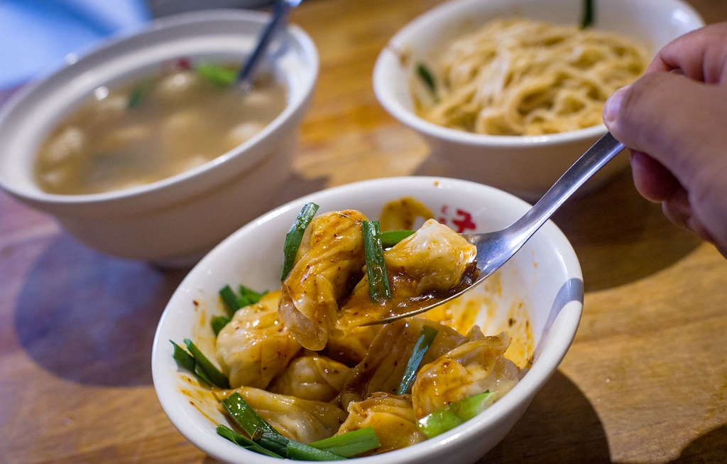 【板橋美食】老曹餛飩，黃石市場六十年在地老味道推薦餛飩湯配麻醬麵(菜單) @趙先生吃飯