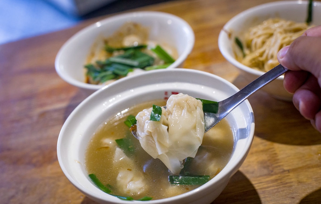 【板橋美食】老曹餛飩，黃石市場六十年在地老味道推薦餛飩湯配麻醬麵(菜單) @趙先生吃飯