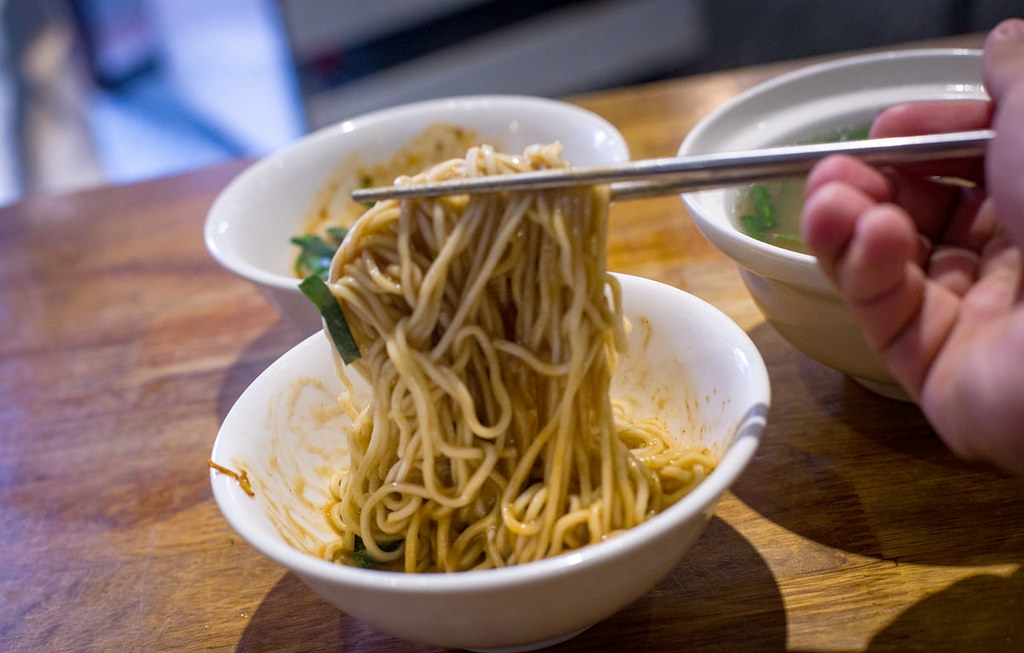 【板橋美食】老曹餛飩，黃石市場六十年在地老味道推薦餛飩湯配麻醬麵(菜單) @趙先生吃飯