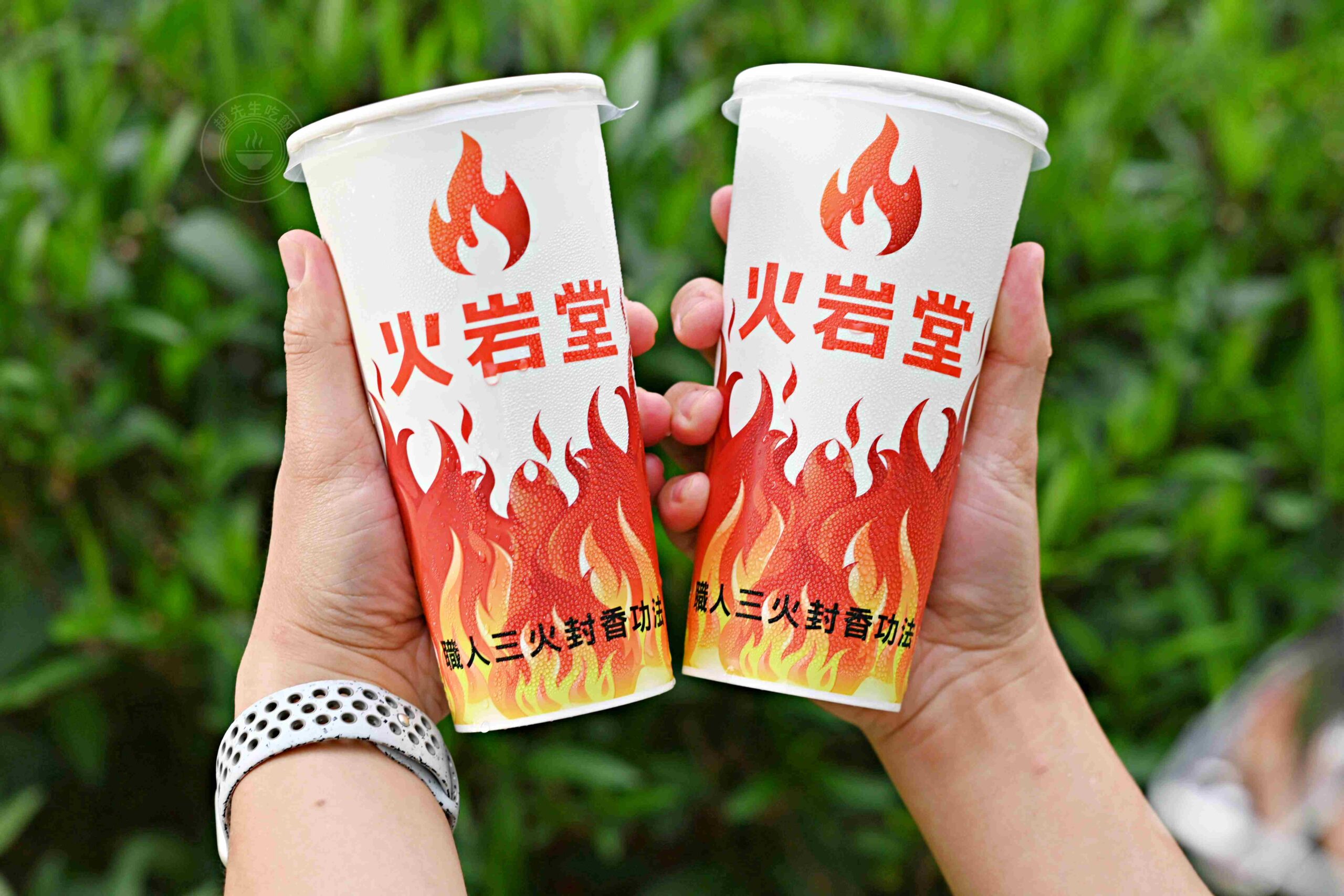 【饒河夜市美食】火岩堂雞排饒河店，夜市門口先炸後烤超厚切大份量推薦碳烤(菜單) @趙先生吃飯