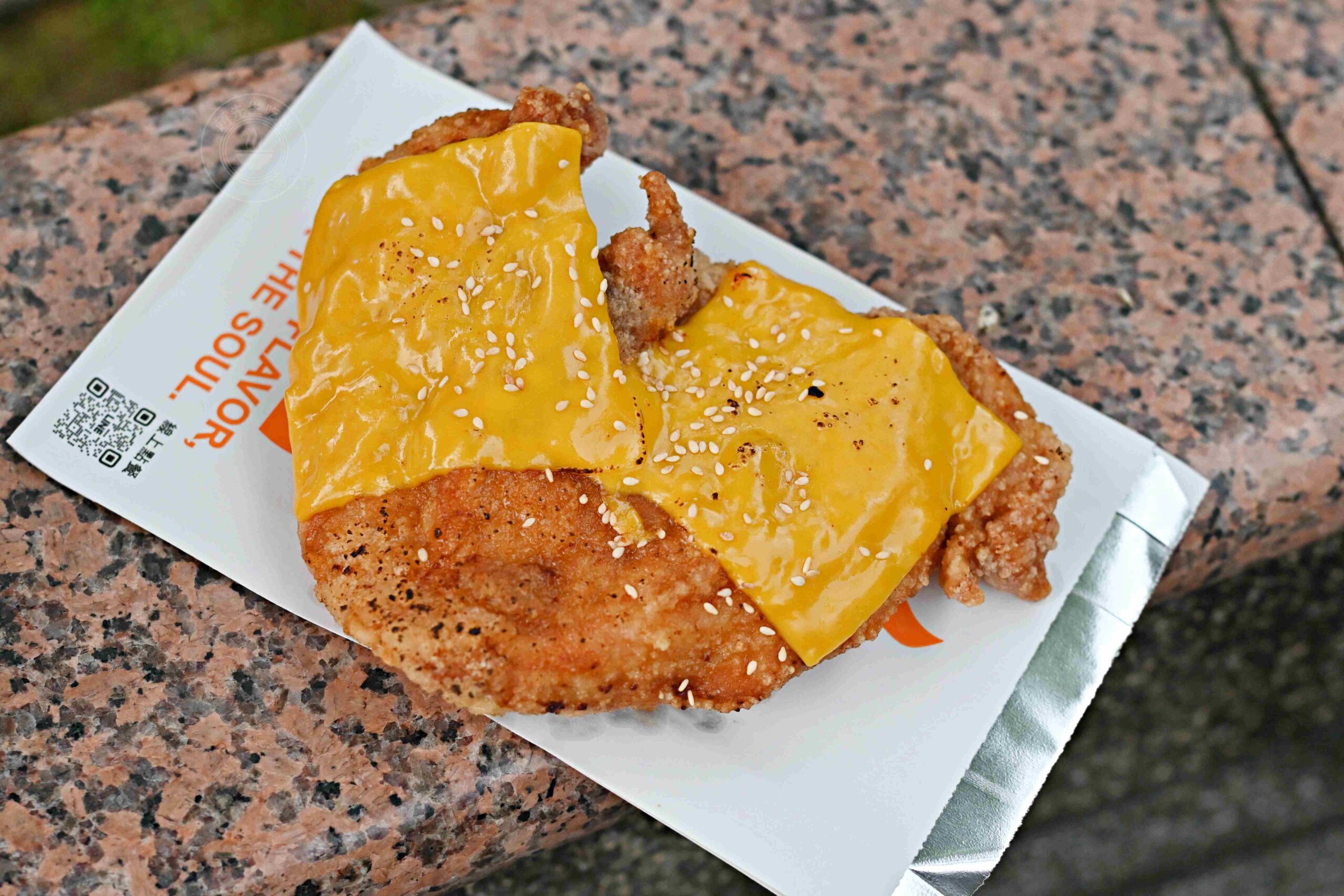 【饒河夜市美食】火岩堂雞排饒河店，夜市門口先炸後烤超厚切大份量推薦碳烤(菜單) @趙先生吃飯