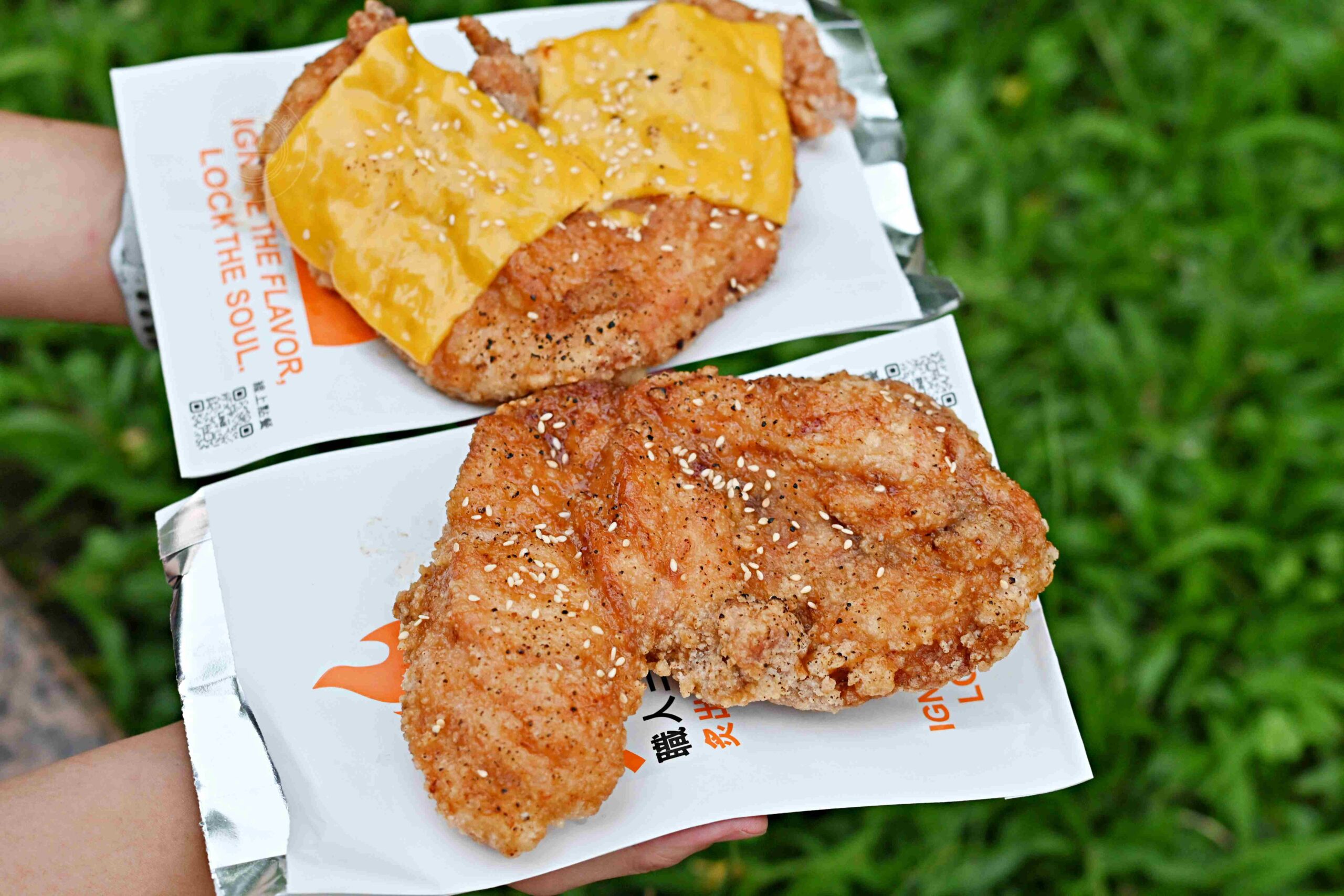 【饒河夜市美食】火岩堂雞排饒河店，夜市門口先炸後烤超厚切大份量推薦碳烤(菜單) @趙先生吃飯