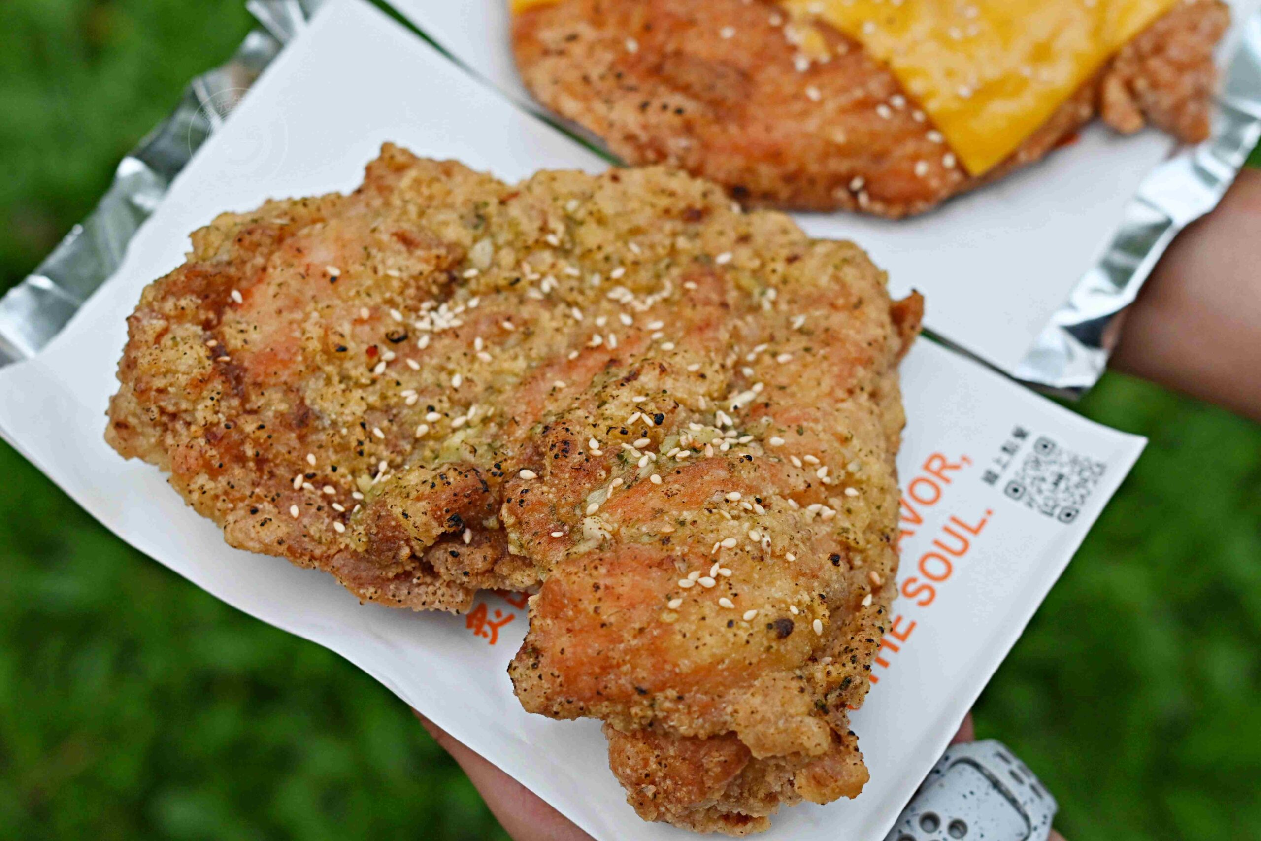 【饒河夜市美食】火岩堂雞排饒河店，夜市門口先炸後烤超厚切大份量推薦碳烤(菜單) @趙先生吃飯