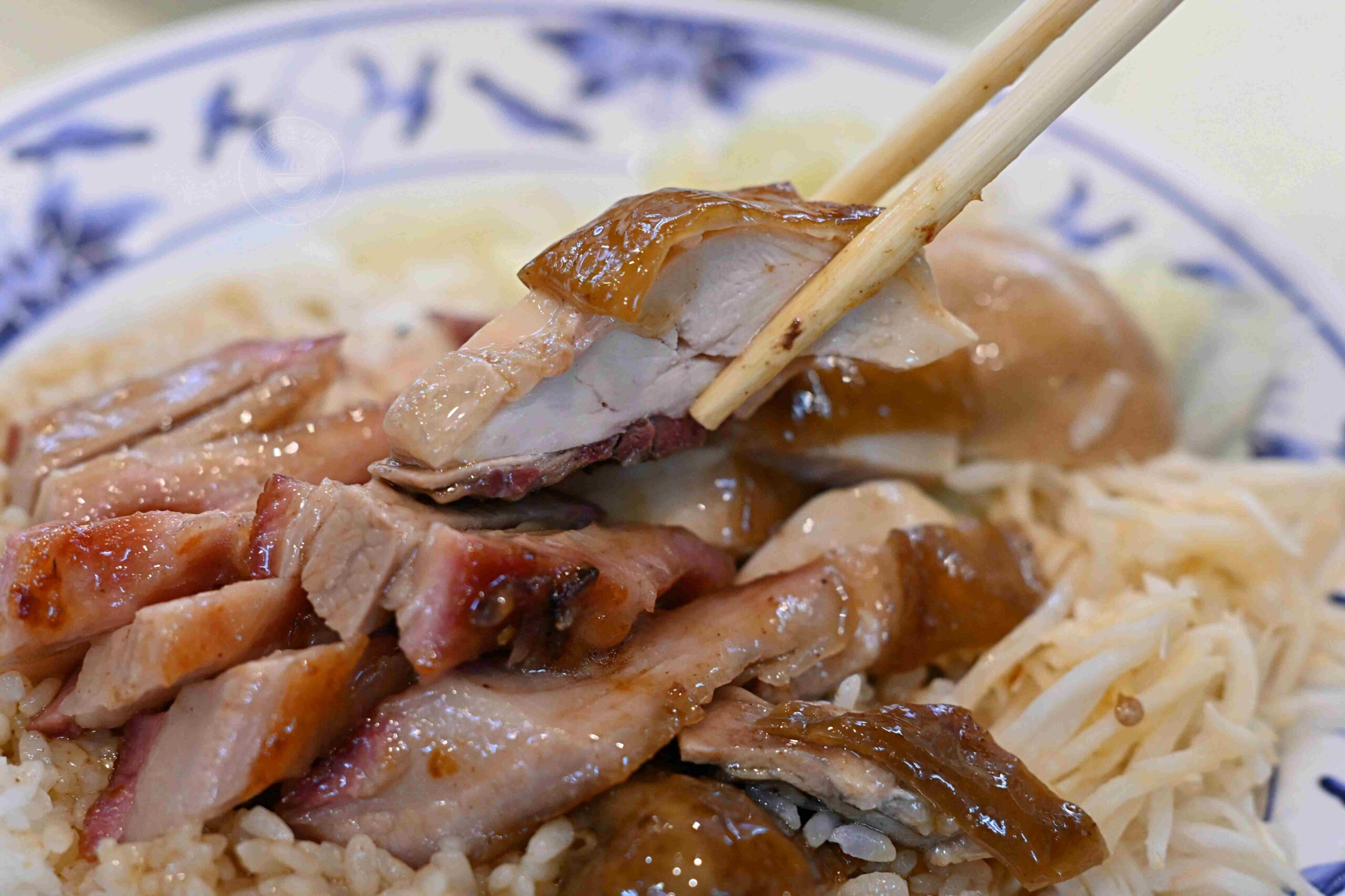 【新莊美食】港宏燒臘，沒開門就在排隊超強燒臘，皮脆肉嫩帶有炭火香推薦(菜單) @趙先生吃飯