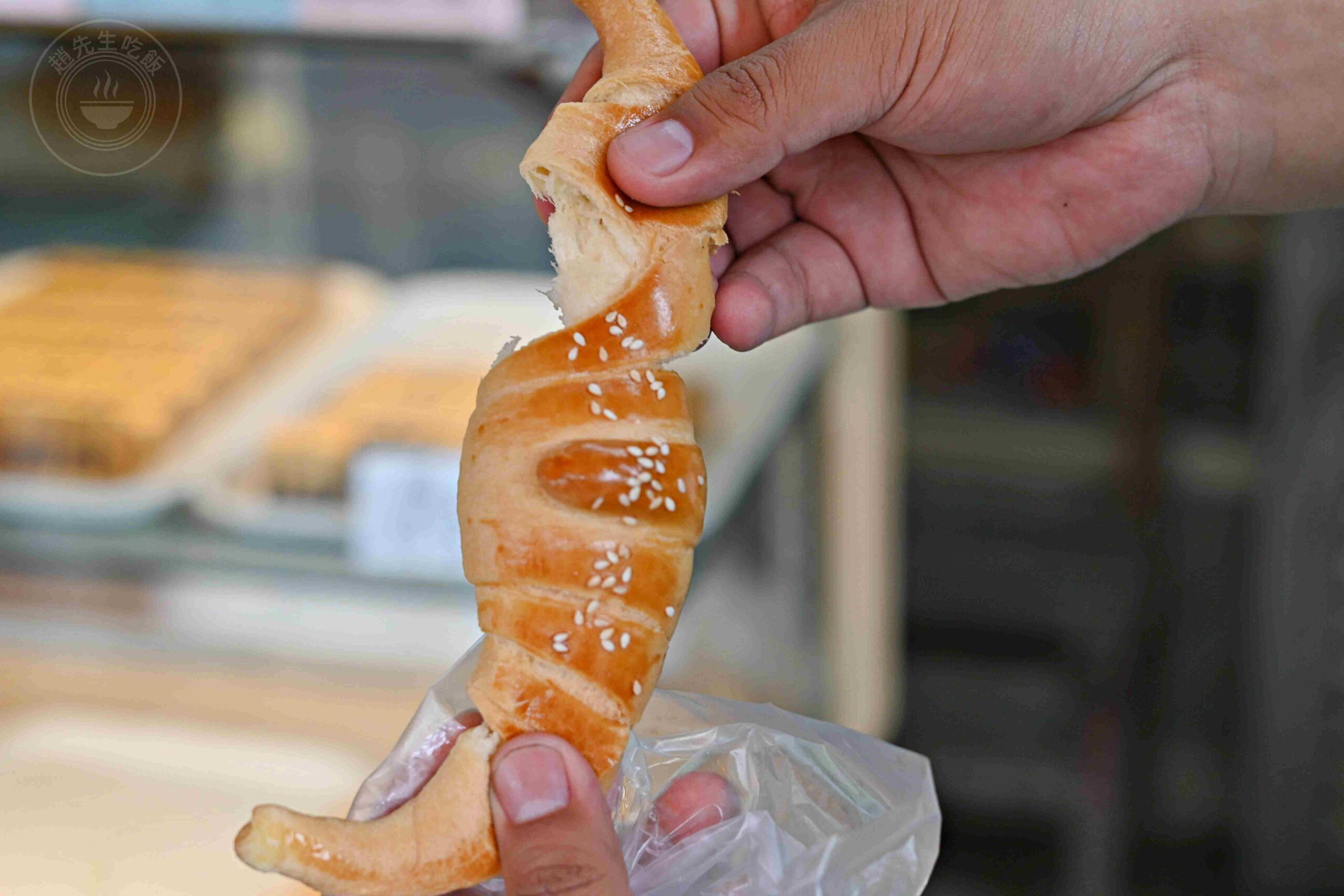 【萬里美食】萬里香手撕包，出爐就被買完的傳統麵包老店推薦手撕包跟金牛角(菜單) @趙先生吃飯