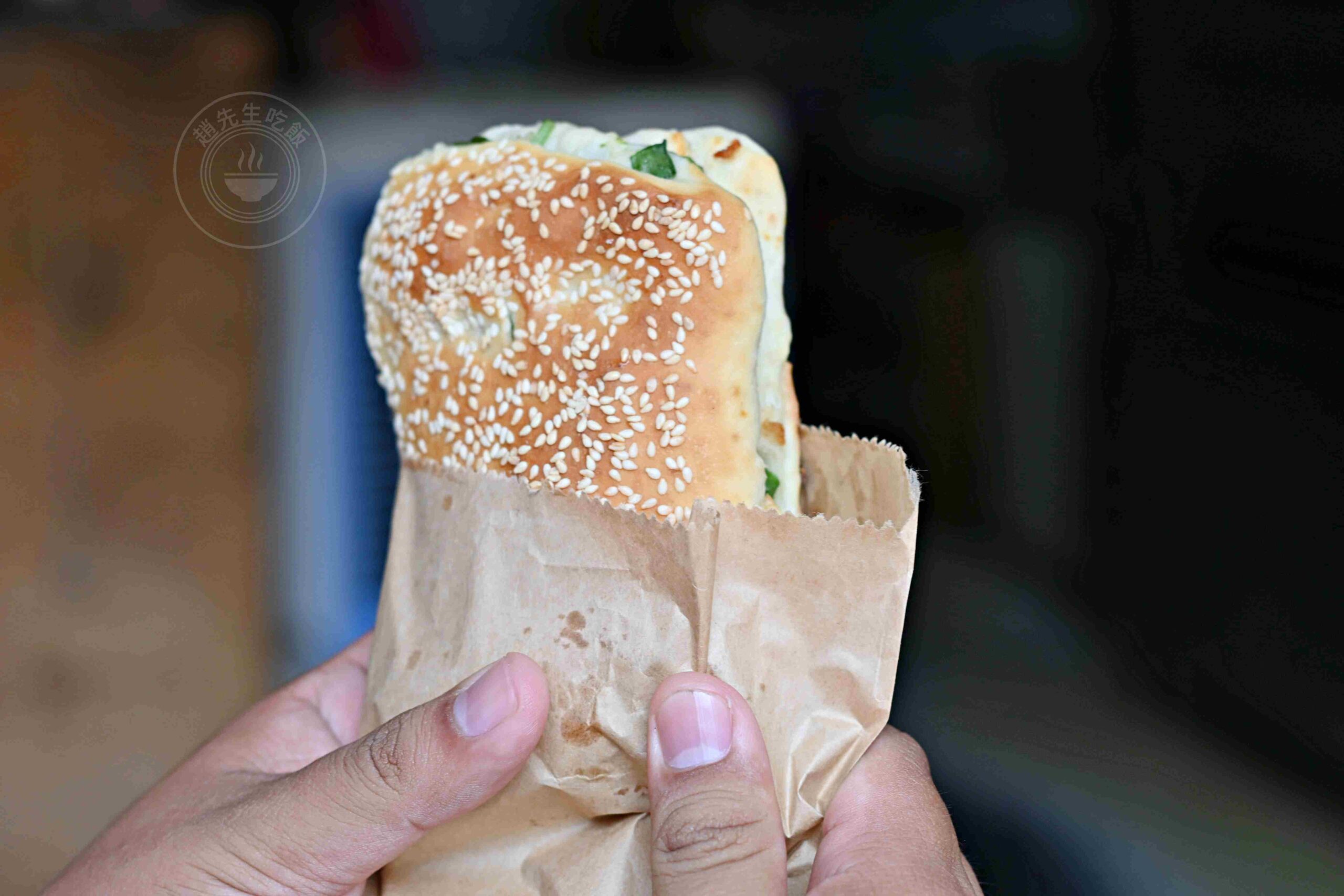 【永和美食】永和老曾炭烤燒餅店，在地人一次掃整袋的銅板小吃推薦蟹殼黃、芝麻酥餅(菜單) @趙先生吃飯