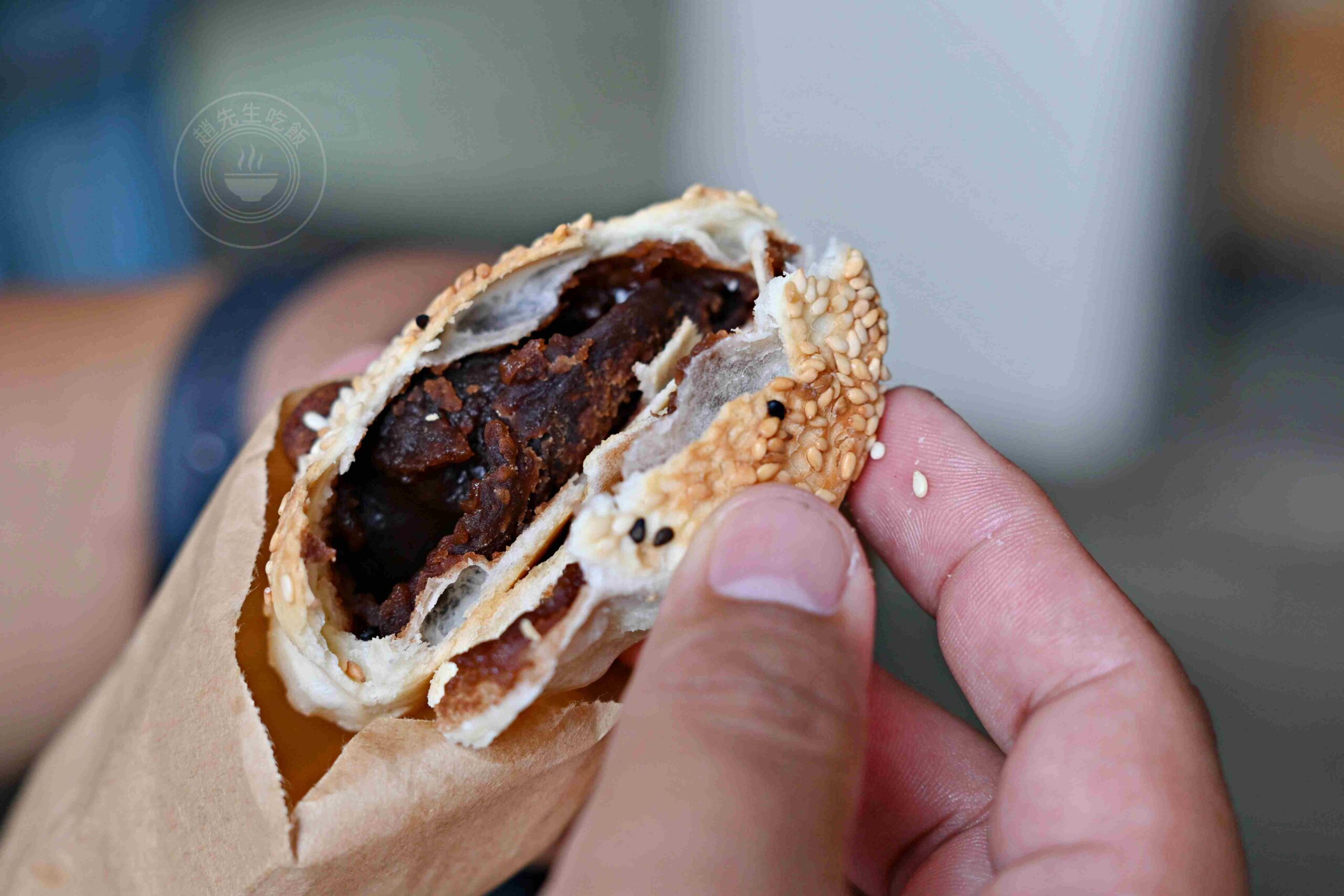 【永和美食】永和老曾炭烤燒餅店，在地人一次掃整袋的銅板小吃推薦蟹殼黃、芝麻酥餅(菜單) @趙先生吃飯
