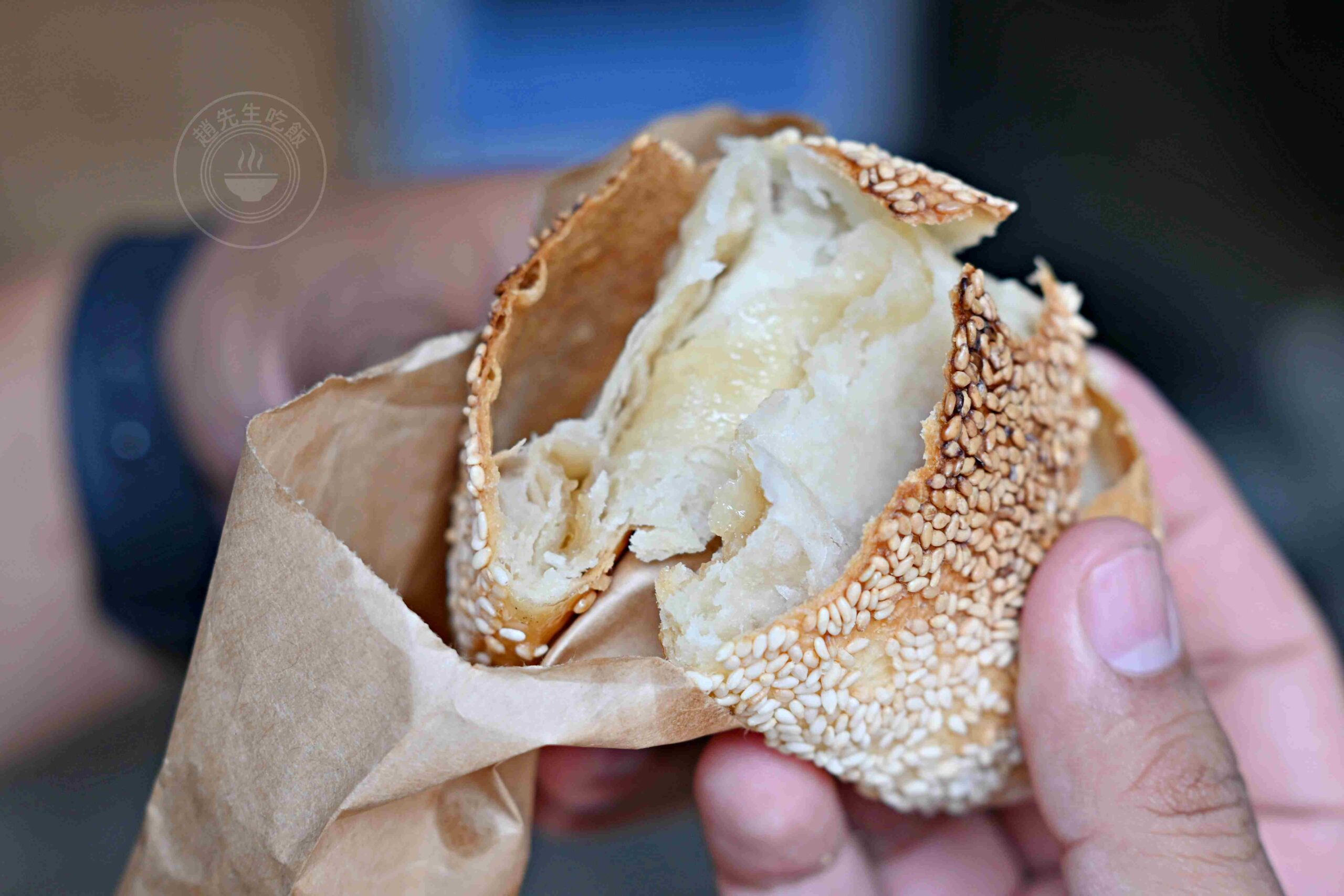 【永和美食】永和老曾炭烤燒餅店，在地人一次掃整袋的銅板小吃推薦蟹殼黃、芝麻酥餅(菜單) @趙先生吃飯