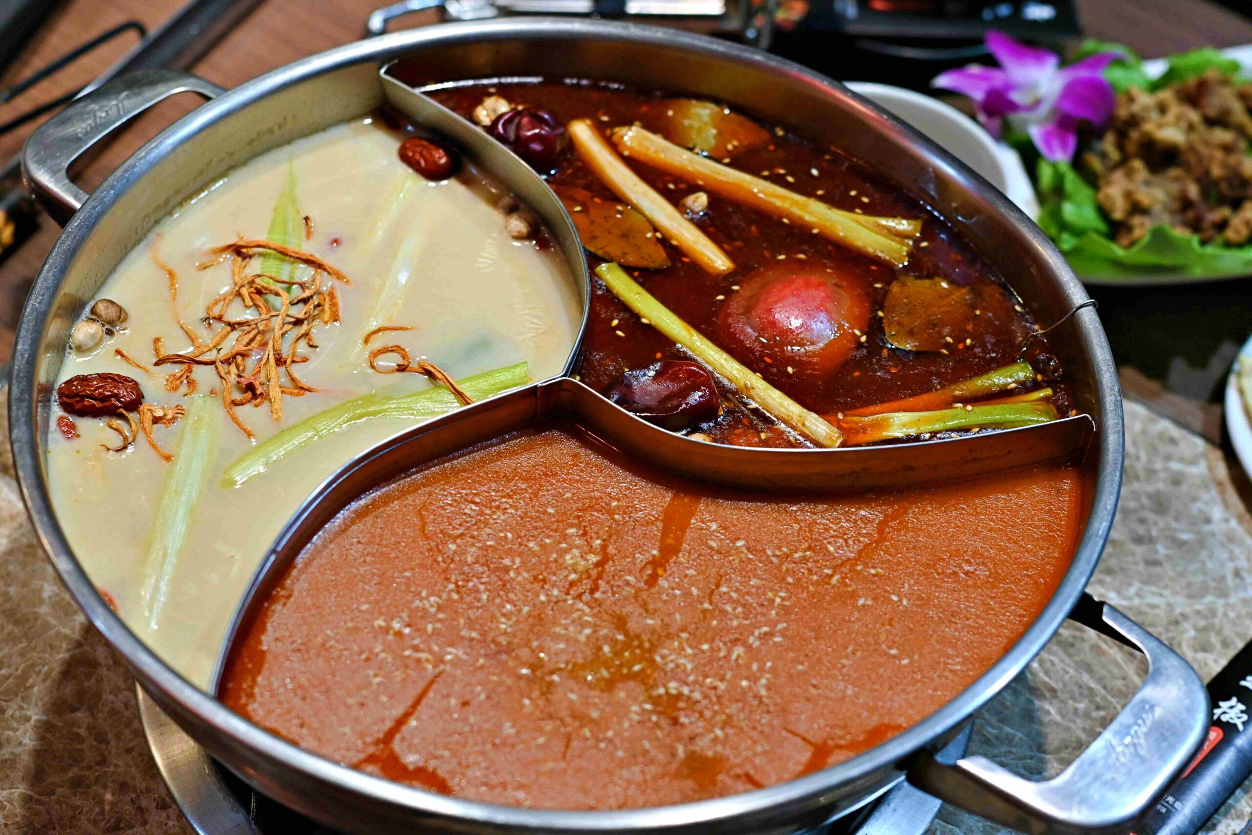 【林口美食】舞之椒頂級麻辣鴛鴦鍋，肉片超大盤，純正四川湯底直接喝也可以推薦(菜單) @趙先生吃飯