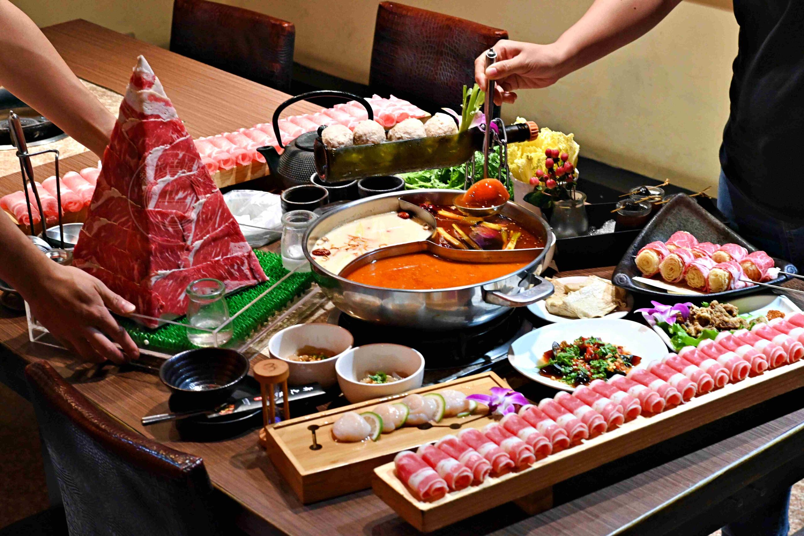 【林口美食】舞之椒頂級麻辣鴛鴦鍋，肉片超大盤，純正四川湯底直接喝也可以推薦(菜單) @趙先生吃飯