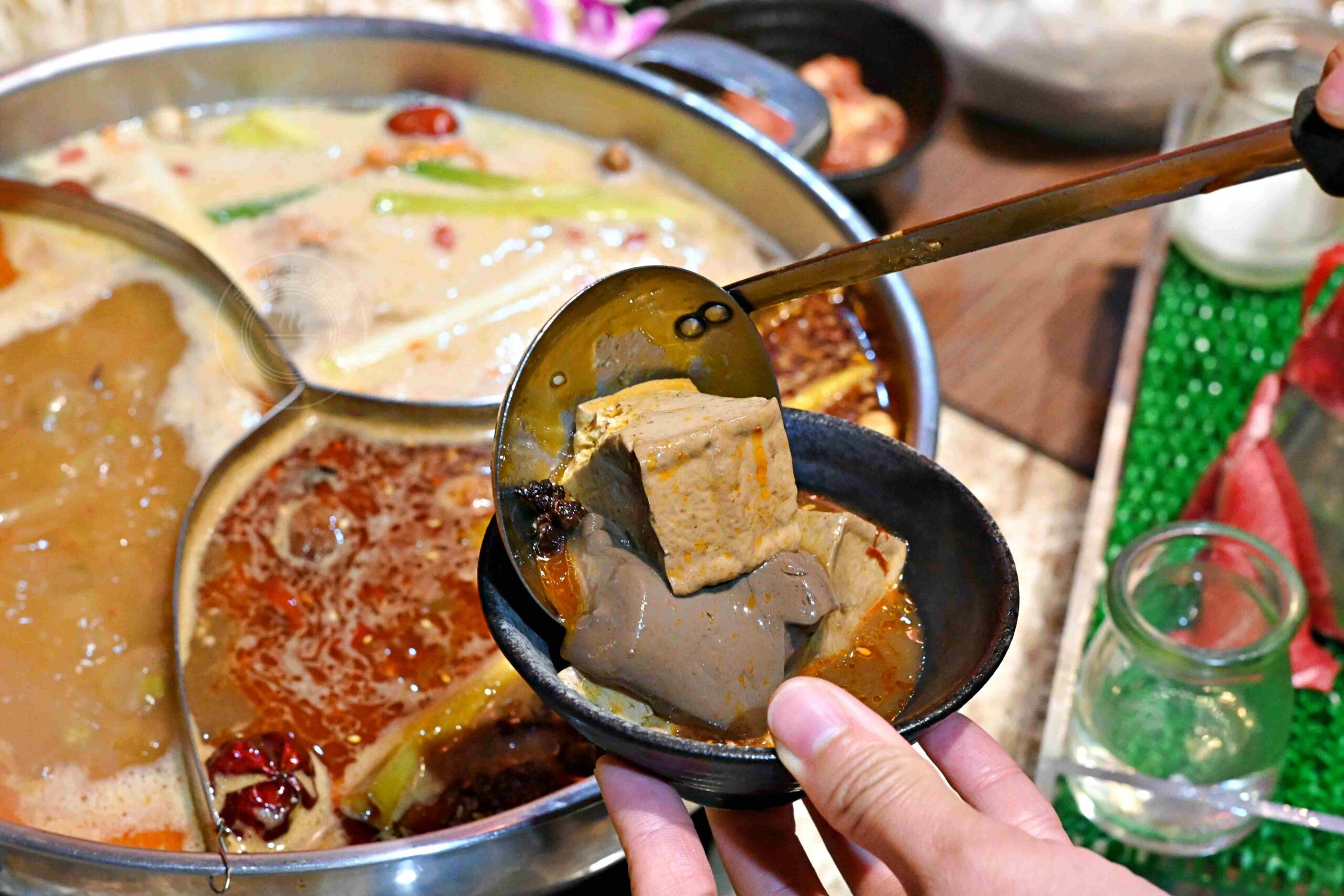 【林口美食】舞之椒頂級麻辣鴛鴦鍋，肉片超大盤，純正四川湯底直接喝也可以推薦(菜單) @趙先生吃飯