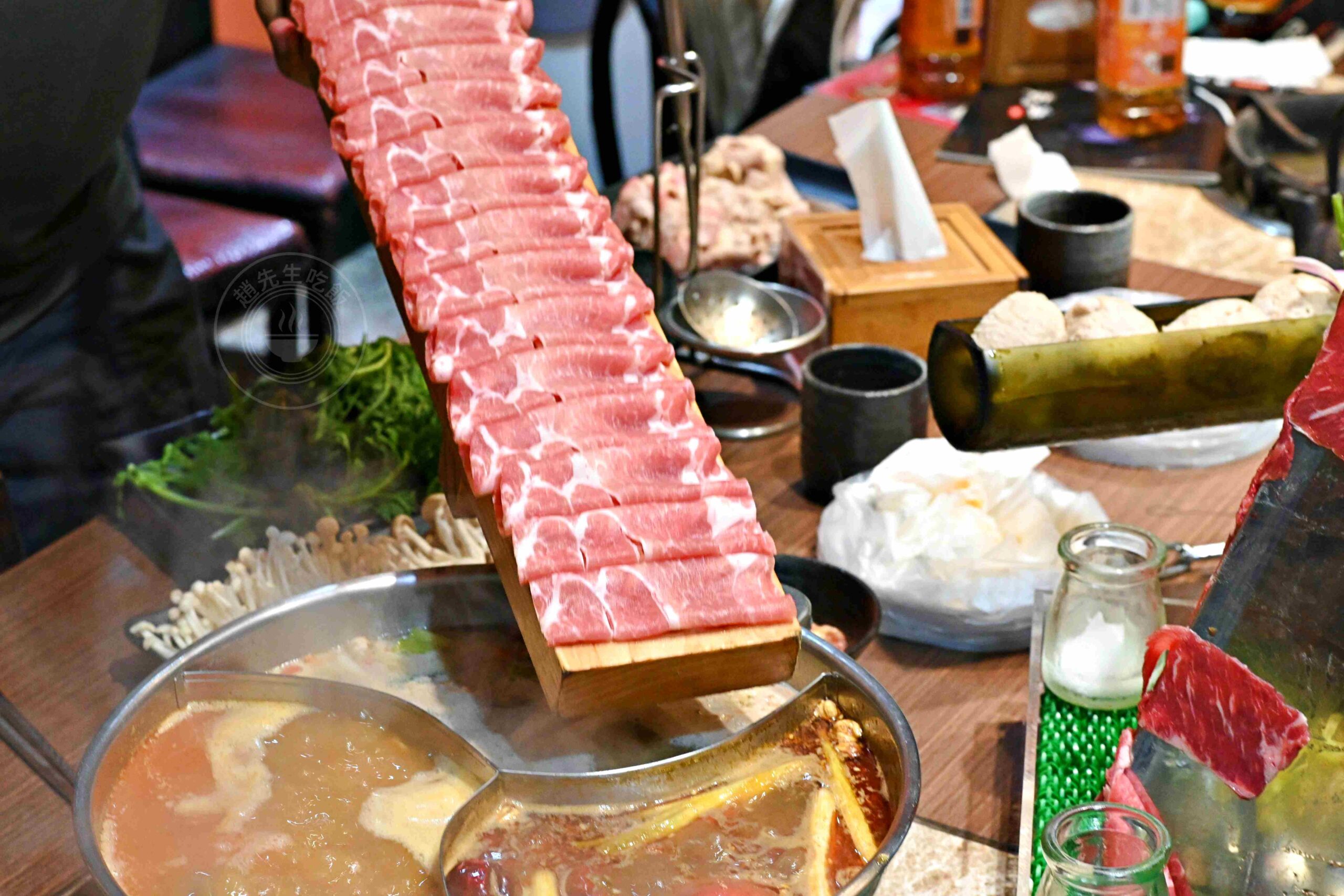 【林口美食】舞之椒頂級麻辣鴛鴦鍋，肉片超大盤，純正四川湯底直接喝也可以推薦(菜單) @趙先生吃飯
