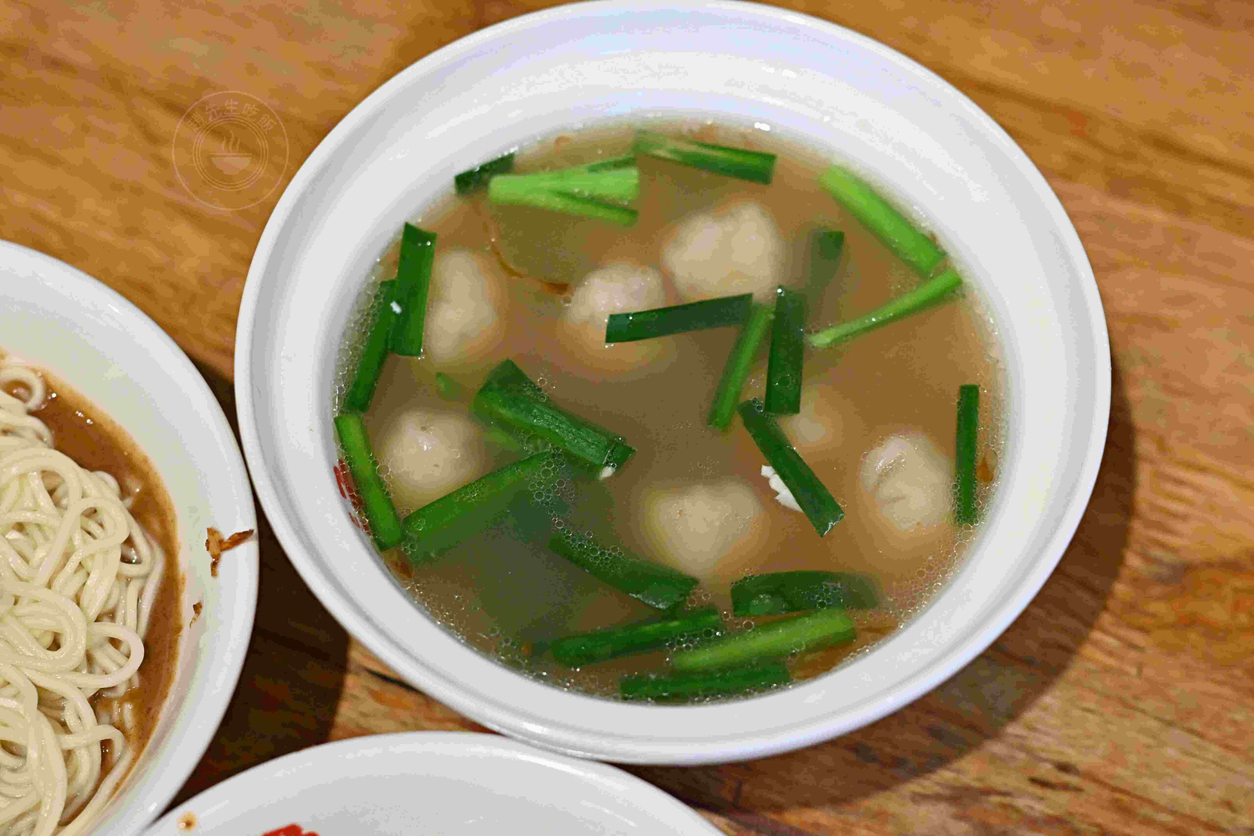 【板橋美食】老曹餛飩，黃石市場六十年在地老味道推薦餛飩湯配麻醬麵(菜單) @趙先生吃飯