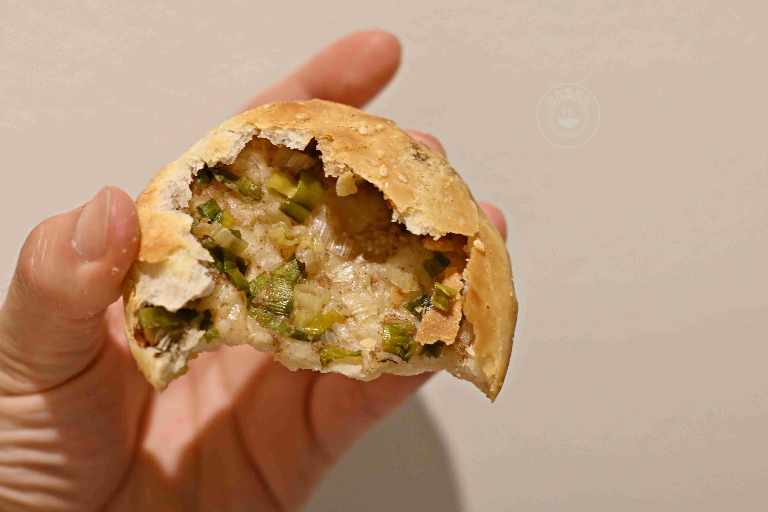 【彰化美食】北平香酥燒餅，在地50年隱藏版，炭火貼爐現烤古早味推薦(菜單) @趙先生吃飯