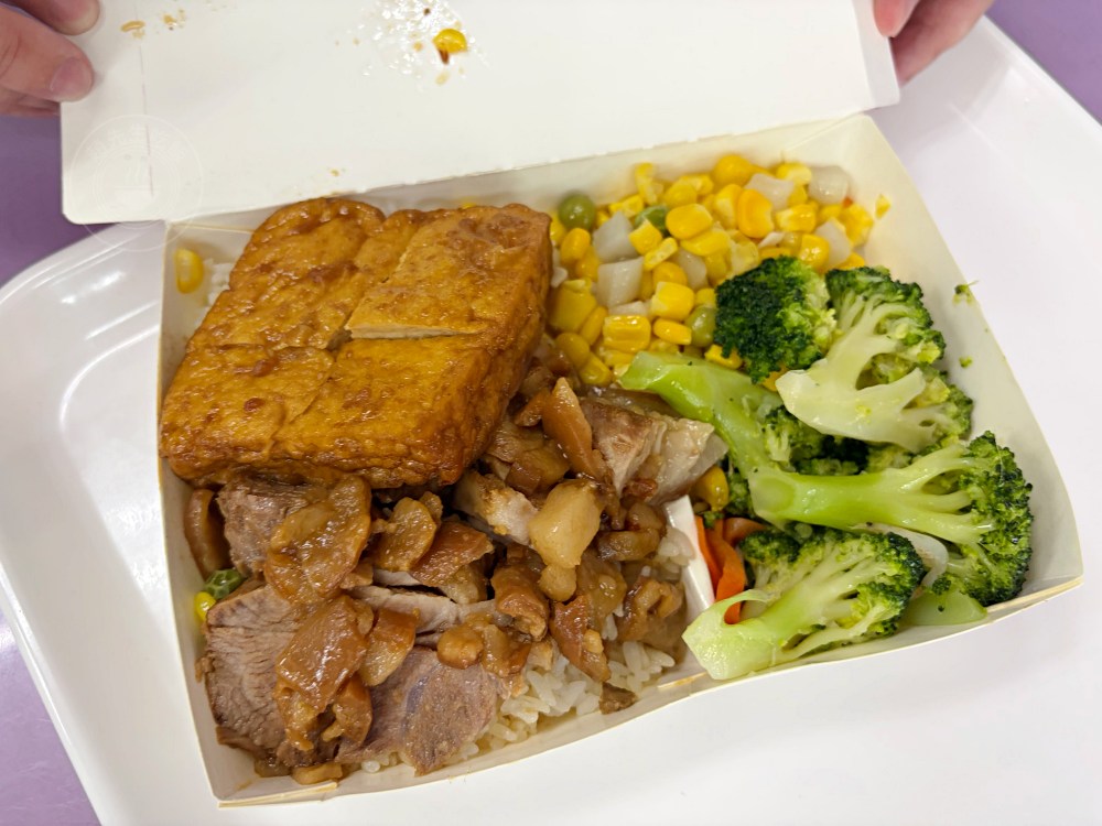 一半人不知道，黃仁勳低調來吃這家滷肉飯，豬腳、腿庫也是必點！ @趙先生吃飯