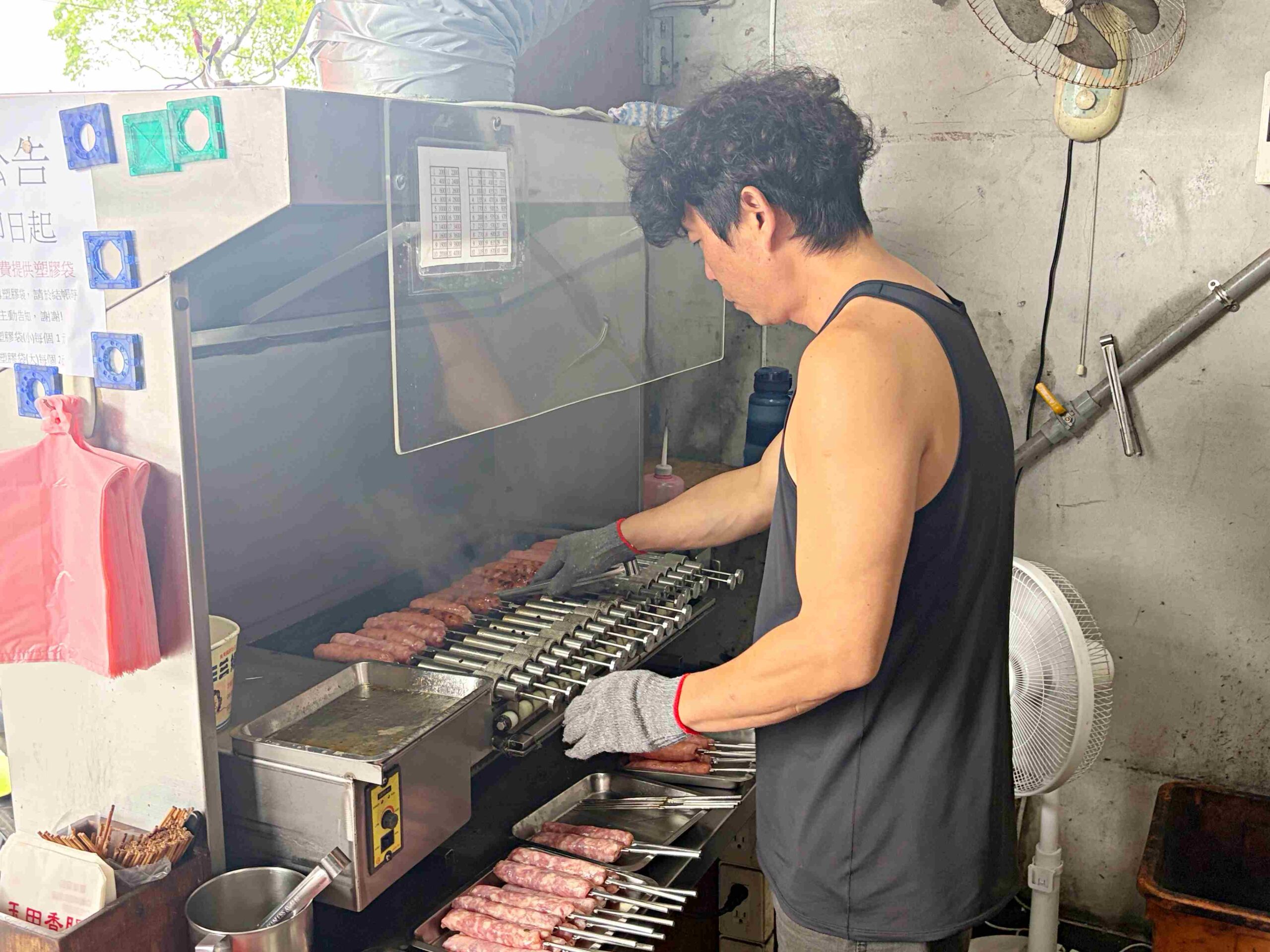 【宜蘭美食】玉田炭烤香腸，田野小路上噴汁旋轉烤香腸，隱藏版必吃推薦(菜單) @趙先生吃飯