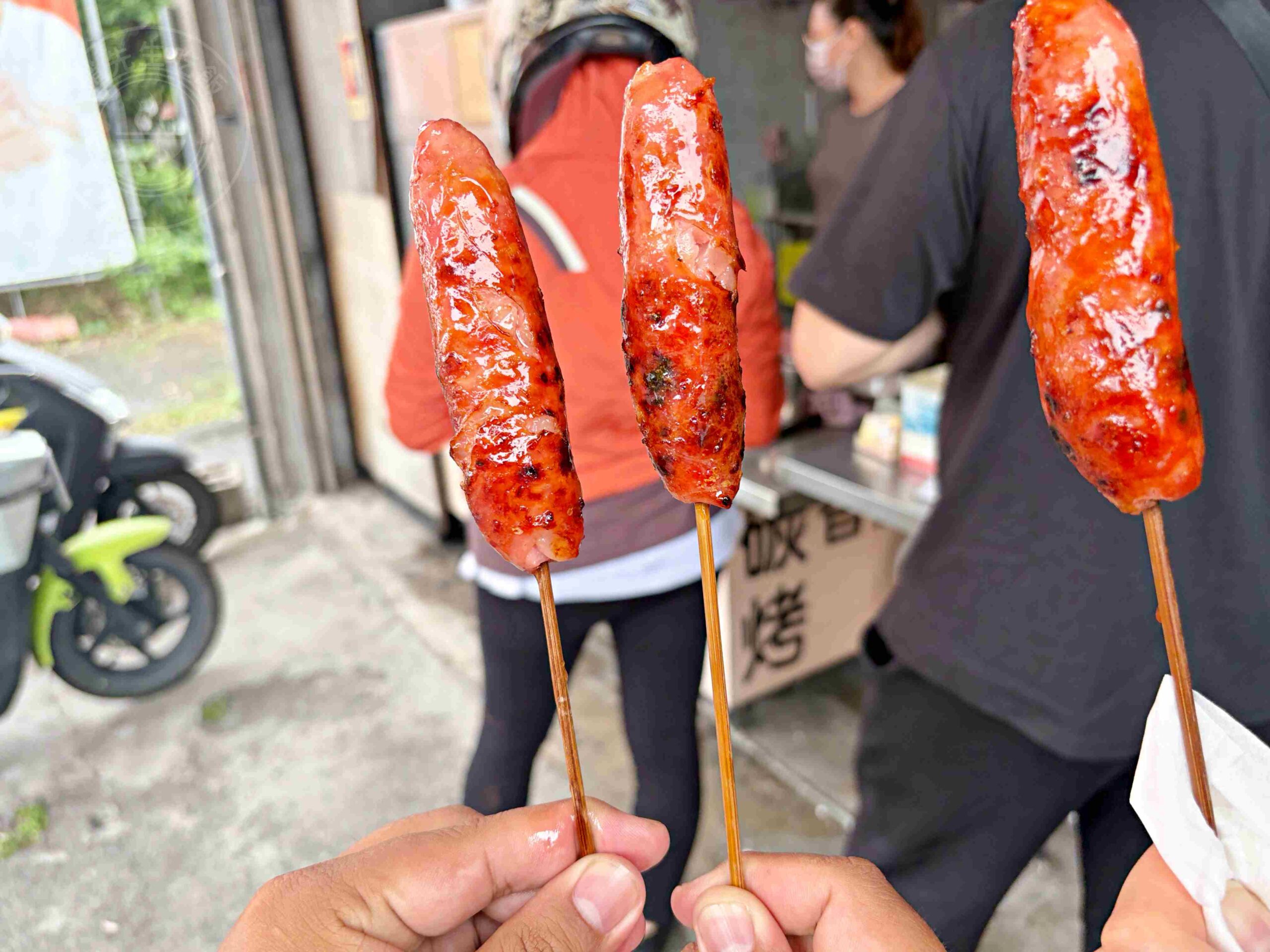 【宜蘭美食】玉田炭烤香腸，田野小路上噴汁旋轉烤香腸，隱藏版必吃推薦(菜單) @趙先生吃飯