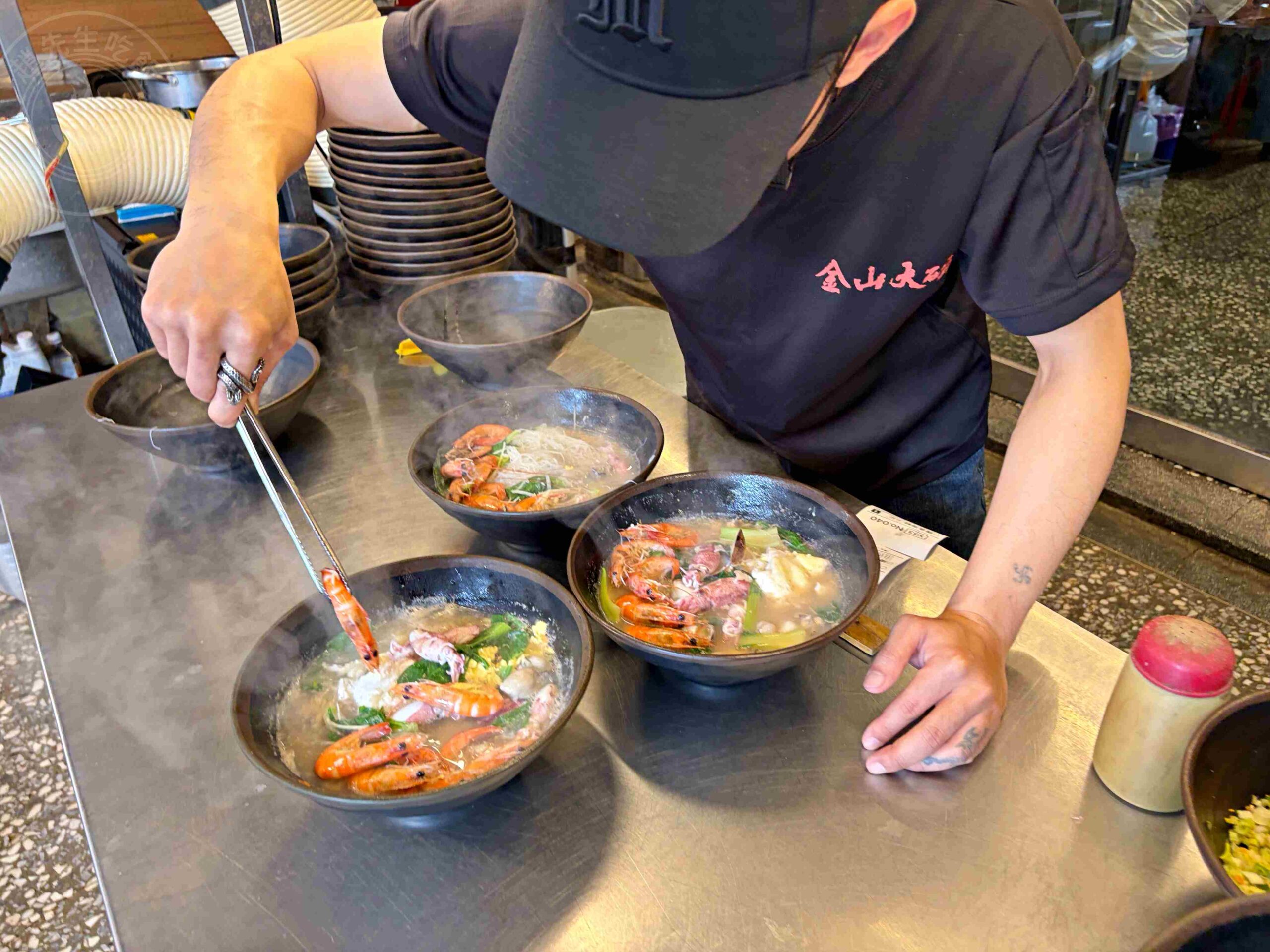 【金山老街美食】金山大碗螃蟹，不吃鴨肉改吃爆量海鮮沙公粥推薦(菜單) @趙先生吃飯