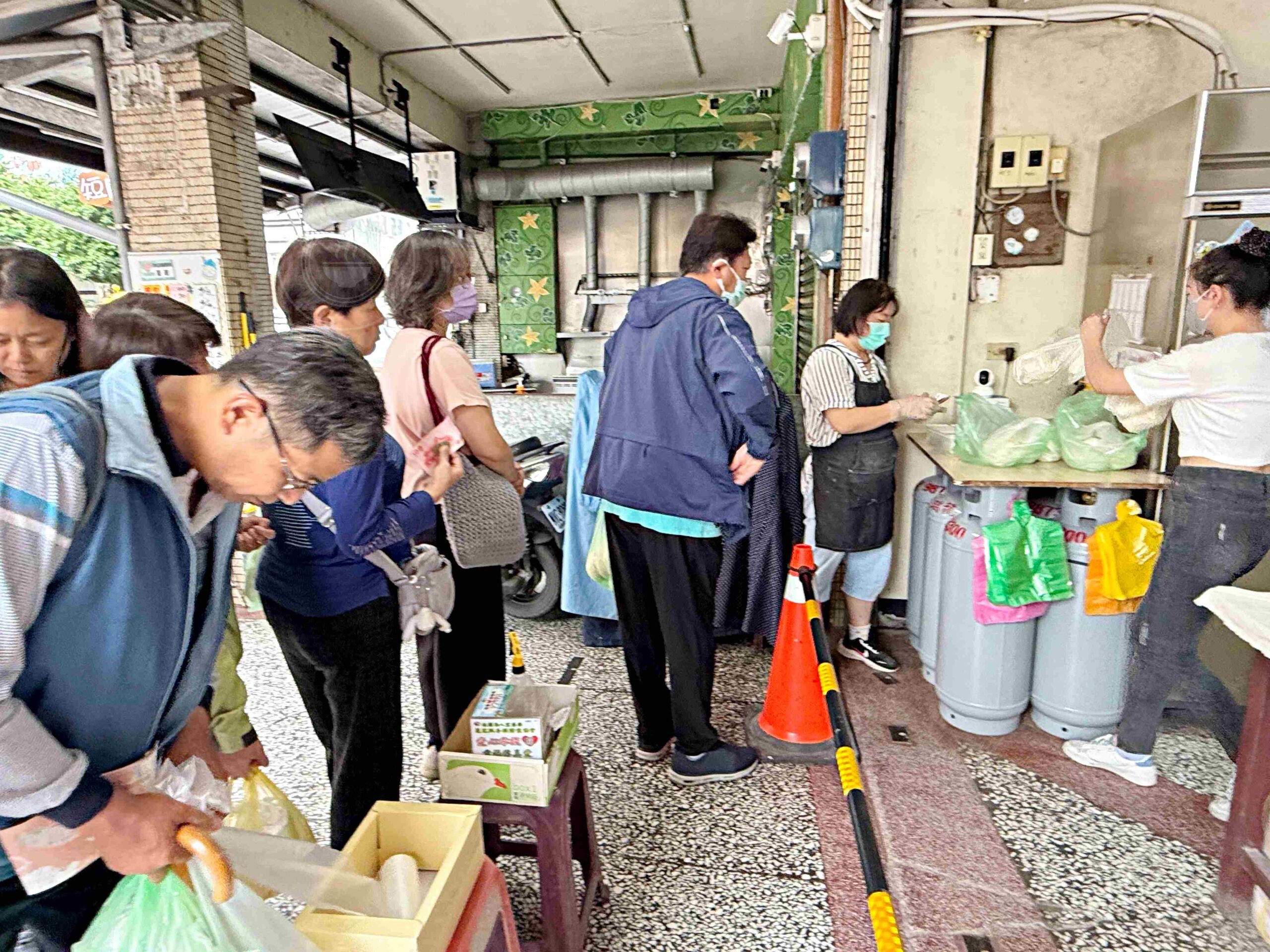 【宜蘭礁溪美食】礁溪包子饅頭專賣店，出爐秒殺、每人限購排隊老店推薦肉包饅頭(菜單) @趙先生吃飯