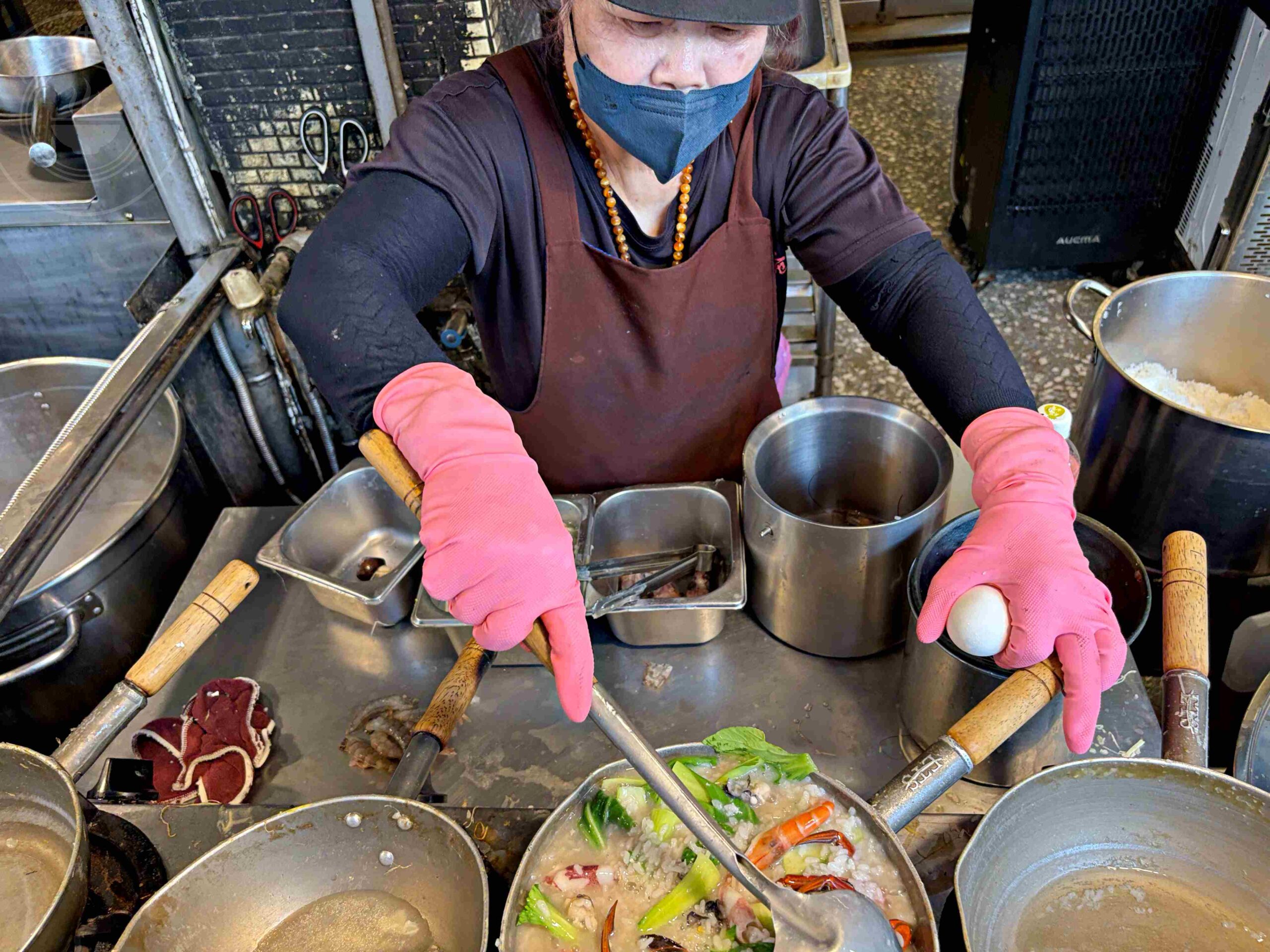 【金山老街美食】金山大碗螃蟹，不吃鴨肉改吃爆量海鮮沙公粥推薦(菜單) @趙先生吃飯