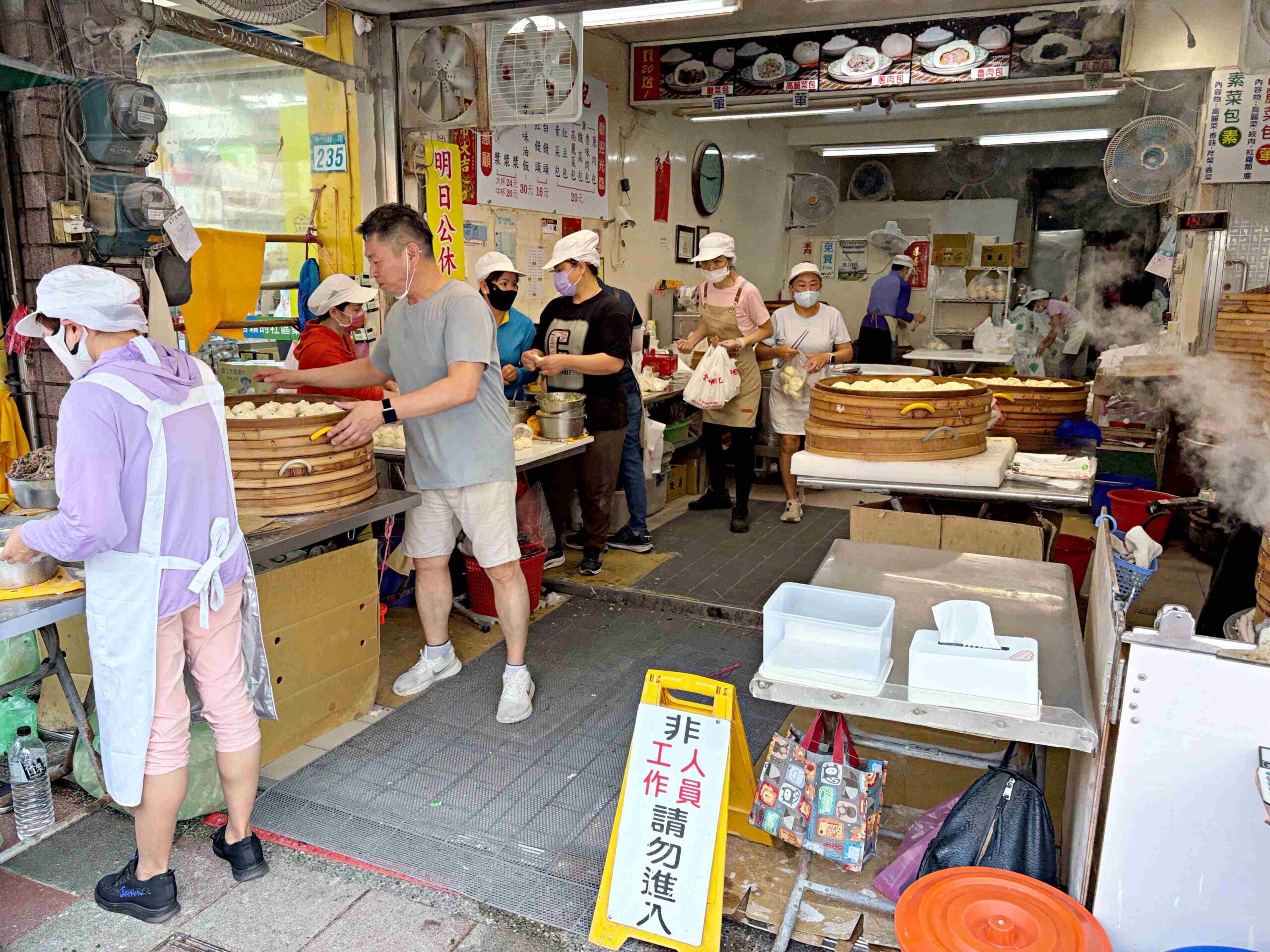 【新莊美食】金山王肉包，金山在地最強20元銅板價手工現包現蒸包子推薦(菜單) @趙先生吃飯