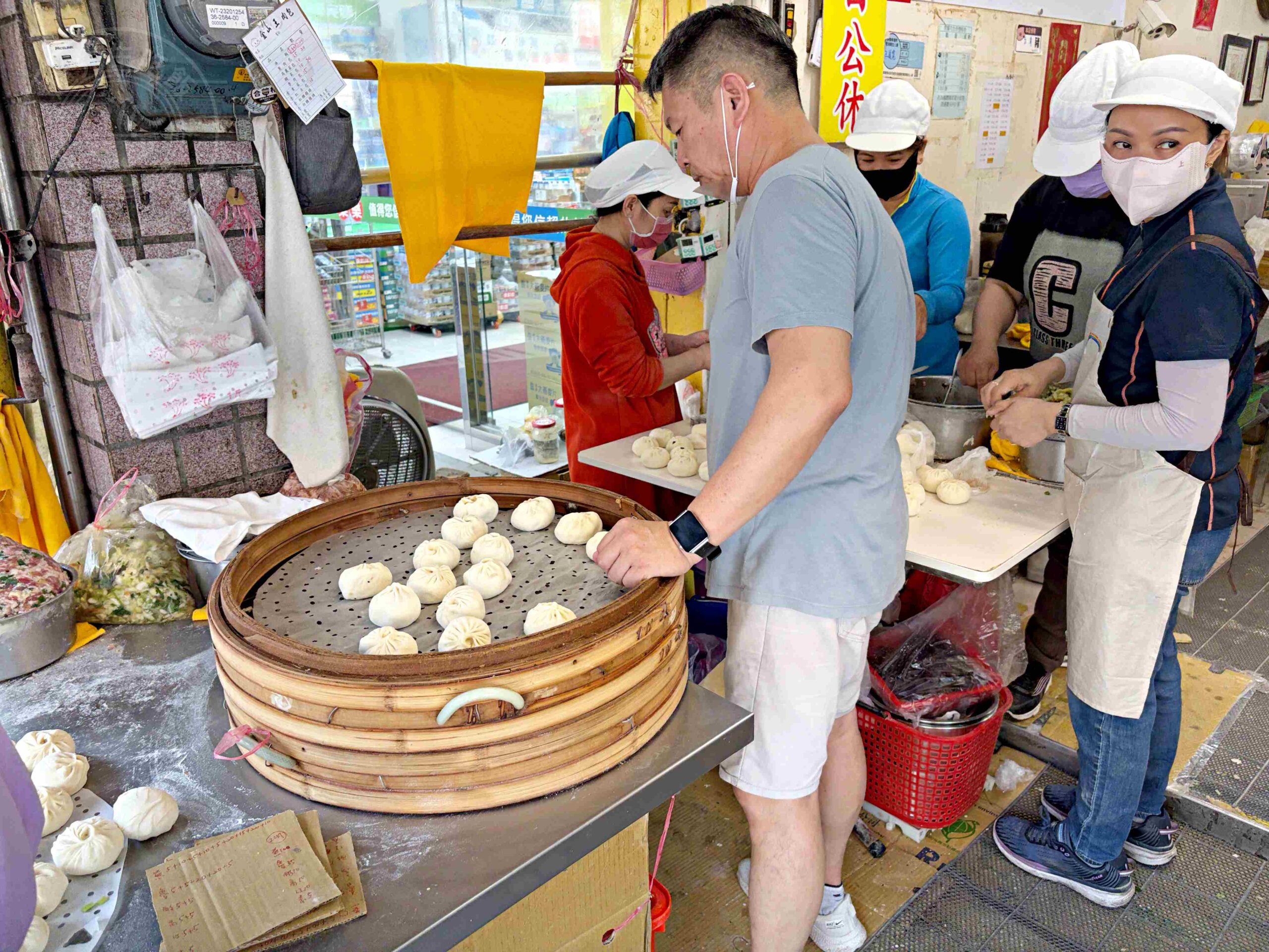 【新莊美食】金山王肉包，金山在地最強20元銅板價手工現包現蒸包子推薦(菜單) @趙先生吃飯
