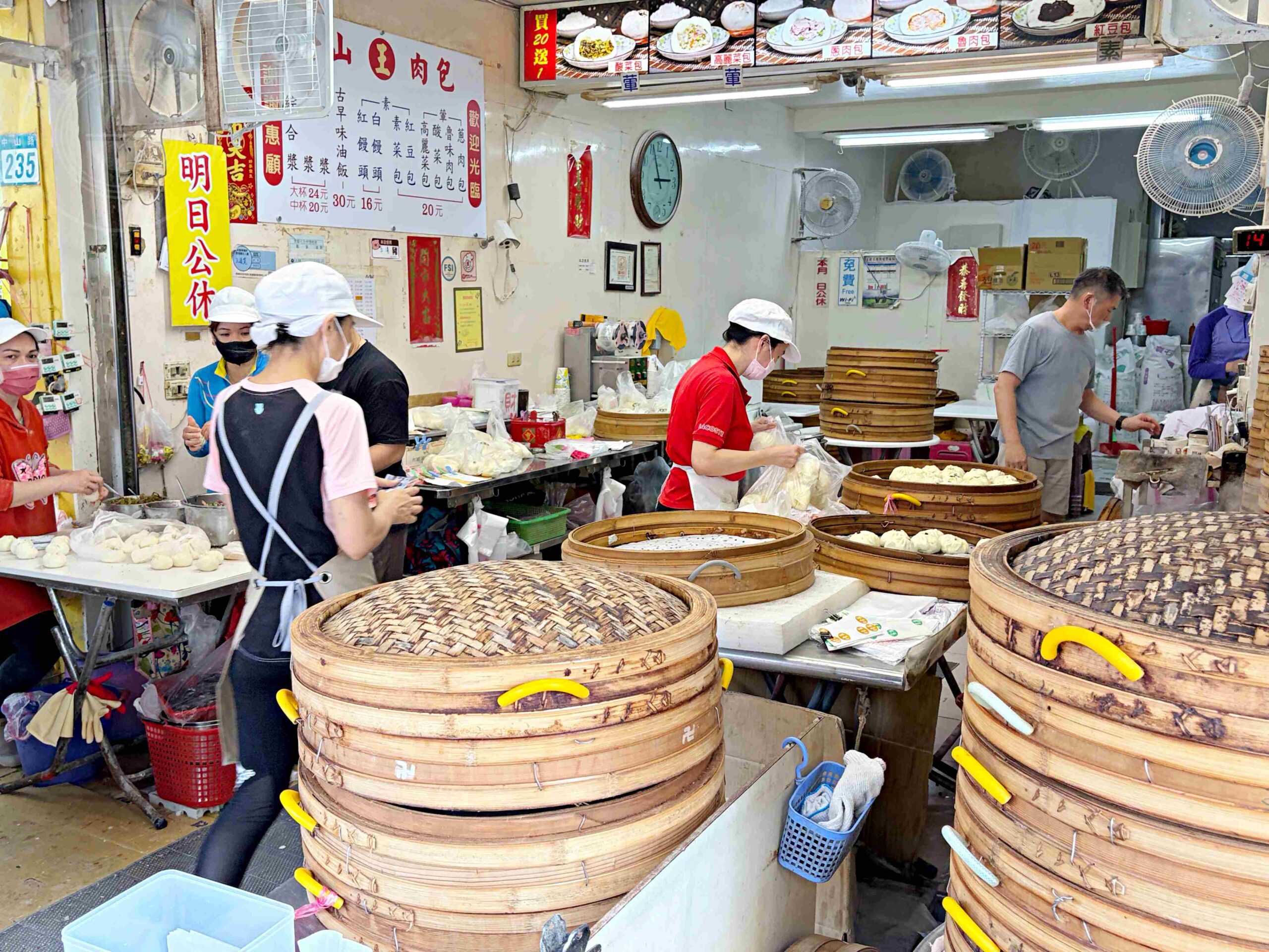 【新莊美食】金山王肉包，金山在地最強20元銅板價手工現包現蒸包子推薦(菜單) @趙先生吃飯