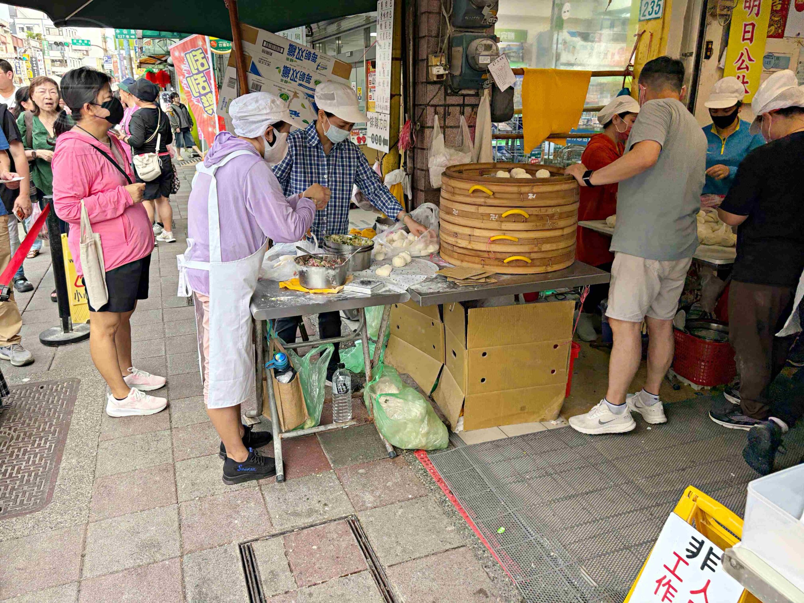 【新莊美食】金山王肉包，金山在地最強20元銅板價手工現包現蒸包子推薦(菜單) @趙先生吃飯
