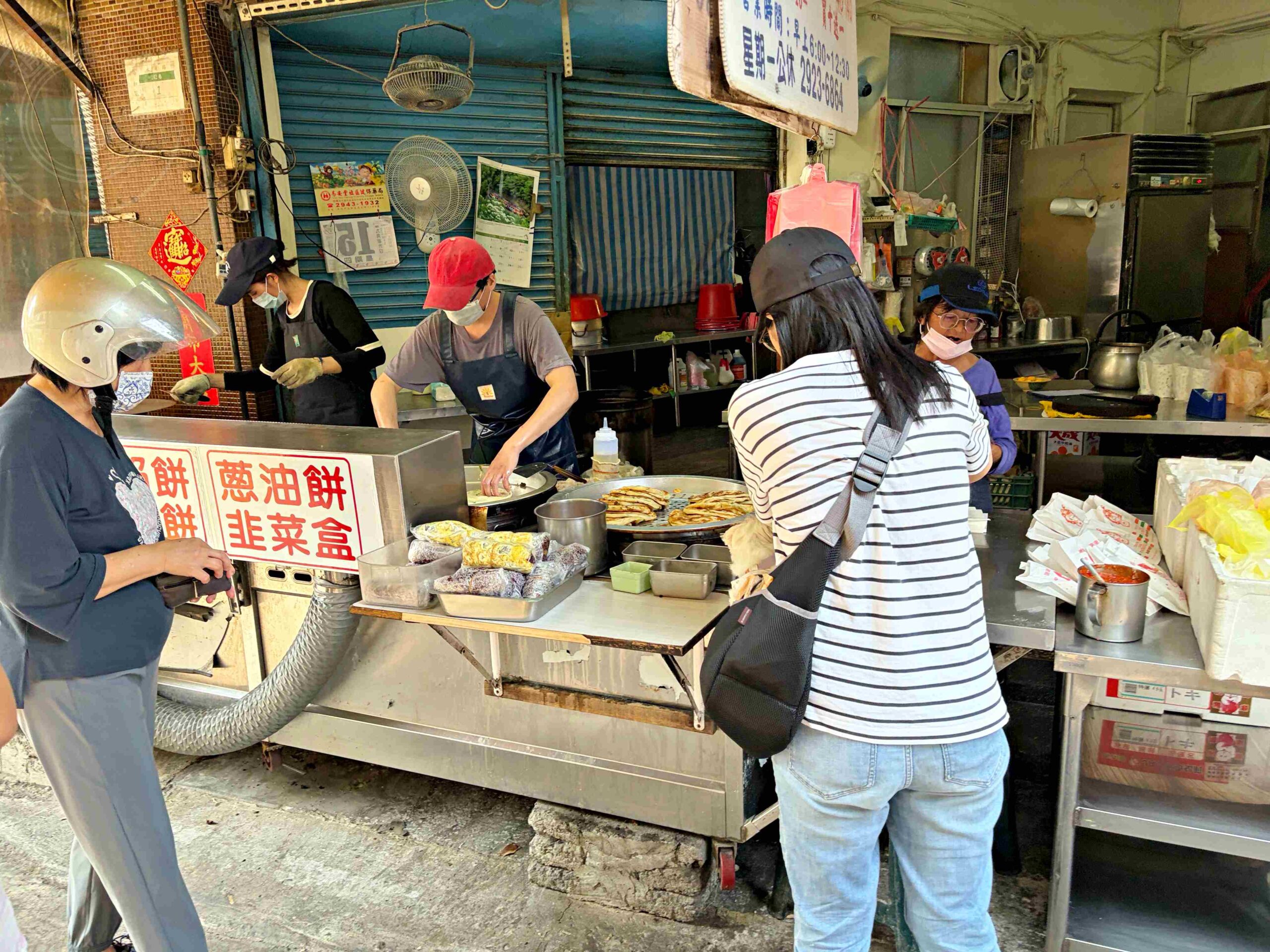 【中和美食】早安蔥油餅，四號公園旁30年老字號市場小吃推薦蔥油餅加蛋、豬肉餡餅(菜單) @趙先生吃飯