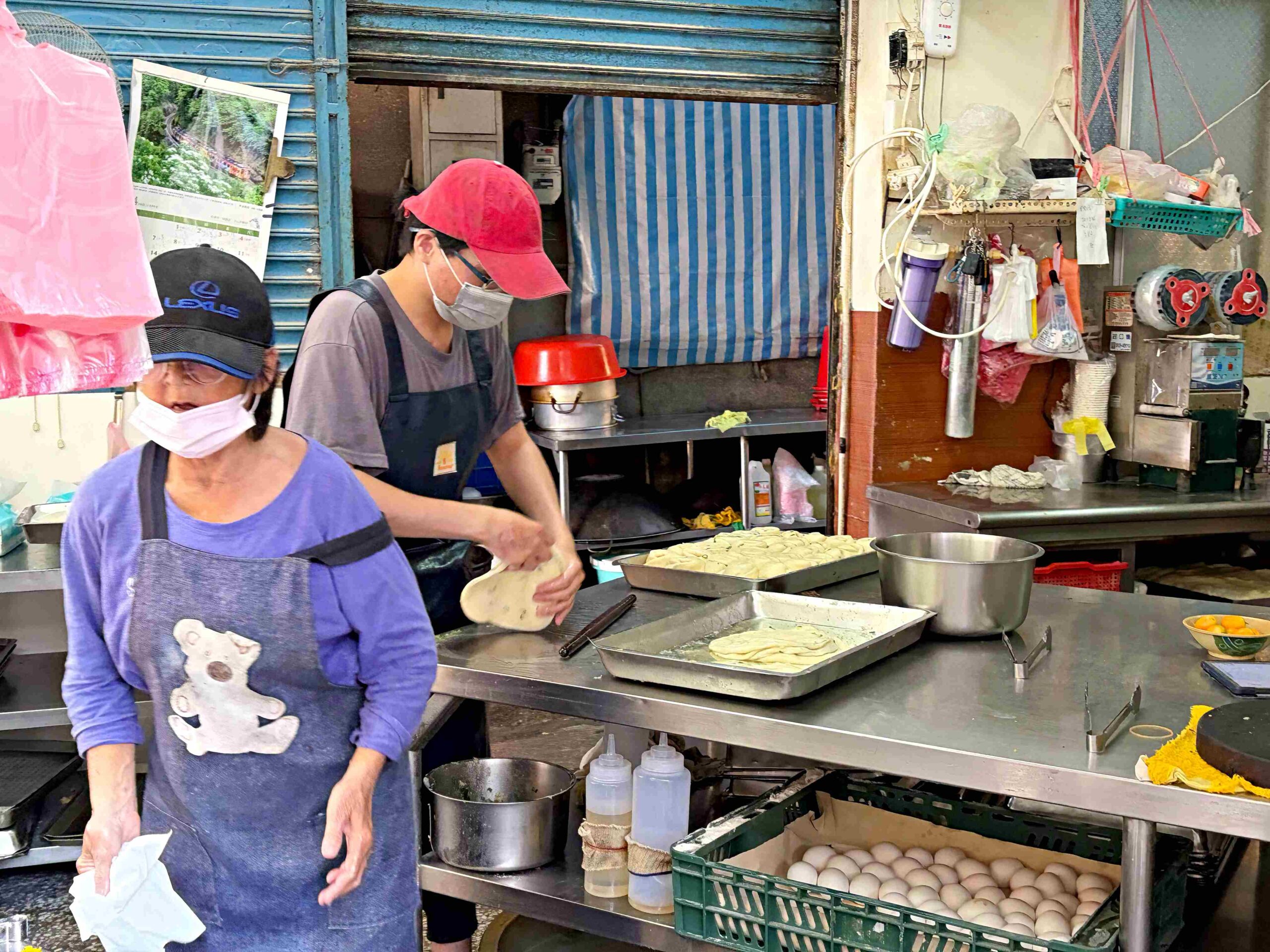 【中和美食】早安蔥油餅，四號公園旁30年老字號市場小吃推薦蔥油餅加蛋、豬肉餡餅(菜單) @趙先生吃飯