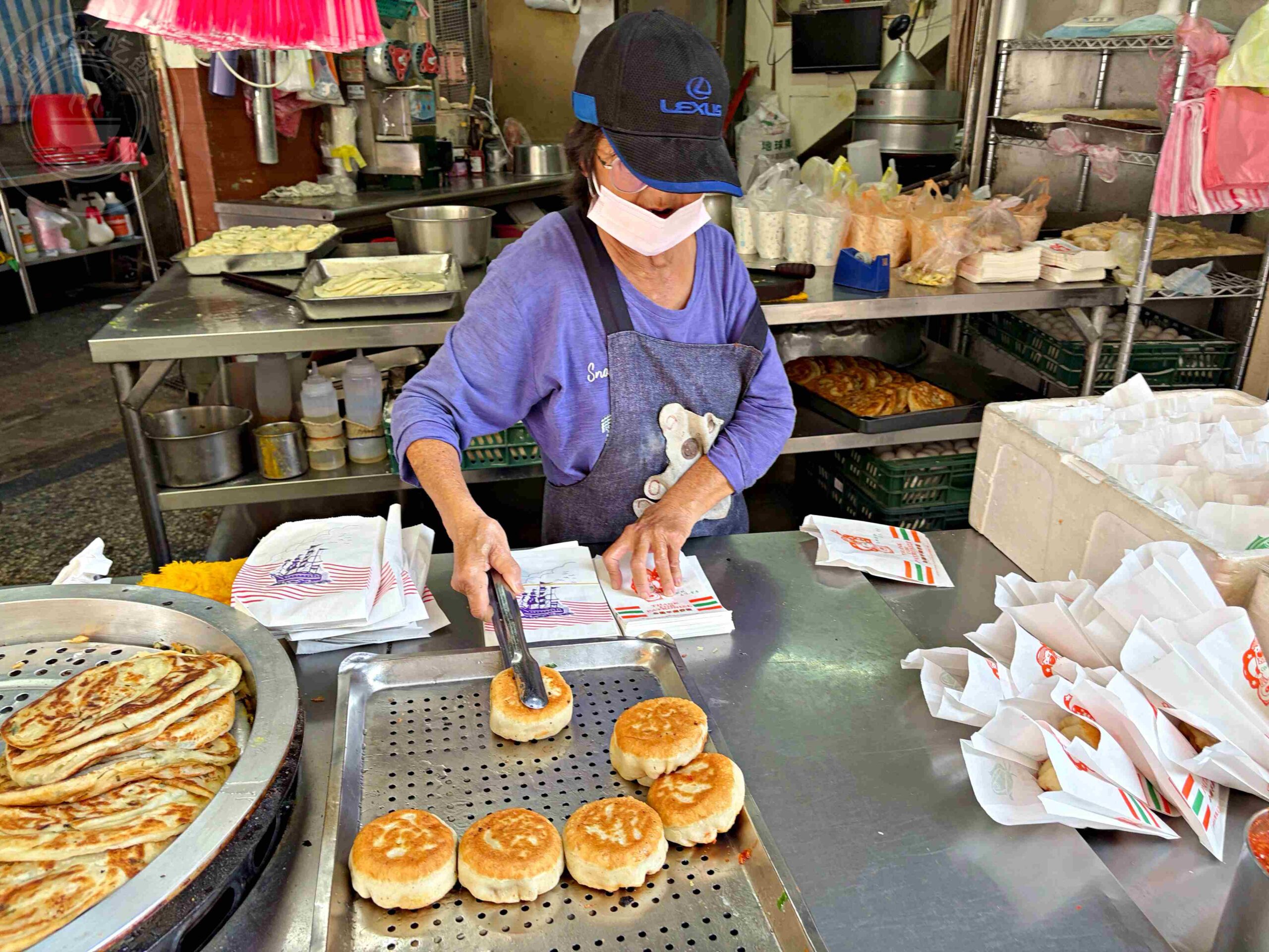 【中和美食】早安蔥油餅,四號公園旁30年老字號市場小吃推薦蔥油餅加蛋、豬肉餡餅(菜單) @趙先生吃飯 【中和美食】早安蔥油餅,四號公園旁30年老字號市場小吃推薦蔥油餅加蛋、豬肉餡餅(菜單) @趙先生吃飯