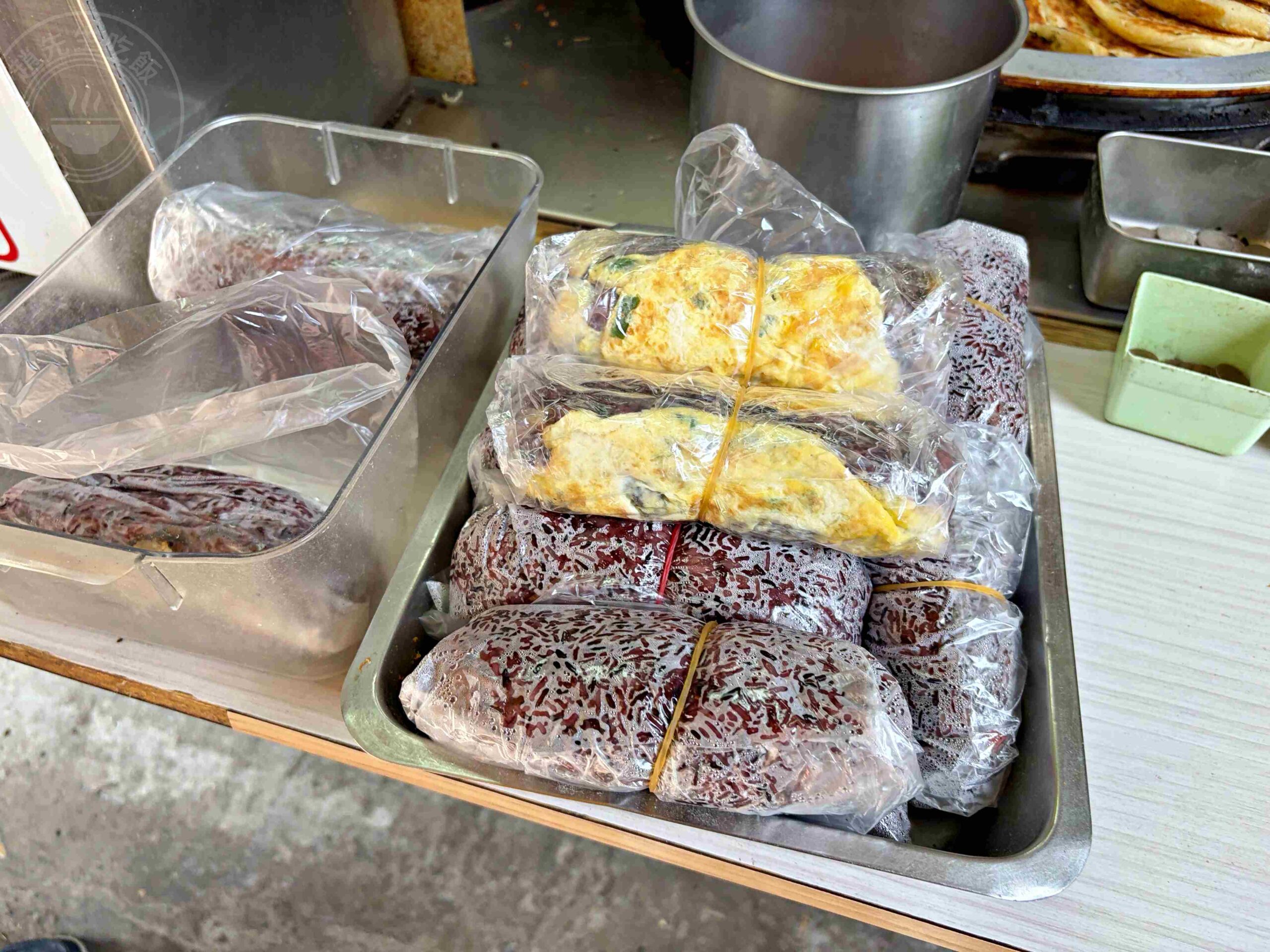 【中和美食】早安蔥油餅,四號公園旁30年老字號市場小吃推薦蔥油餅加蛋、豬肉餡餅(菜單) @趙先生吃飯 【中和美食】早安蔥油餅,四號公園旁30年老字號市場小吃推薦蔥油餅加蛋、豬肉餡餅(菜單) @趙先生吃飯