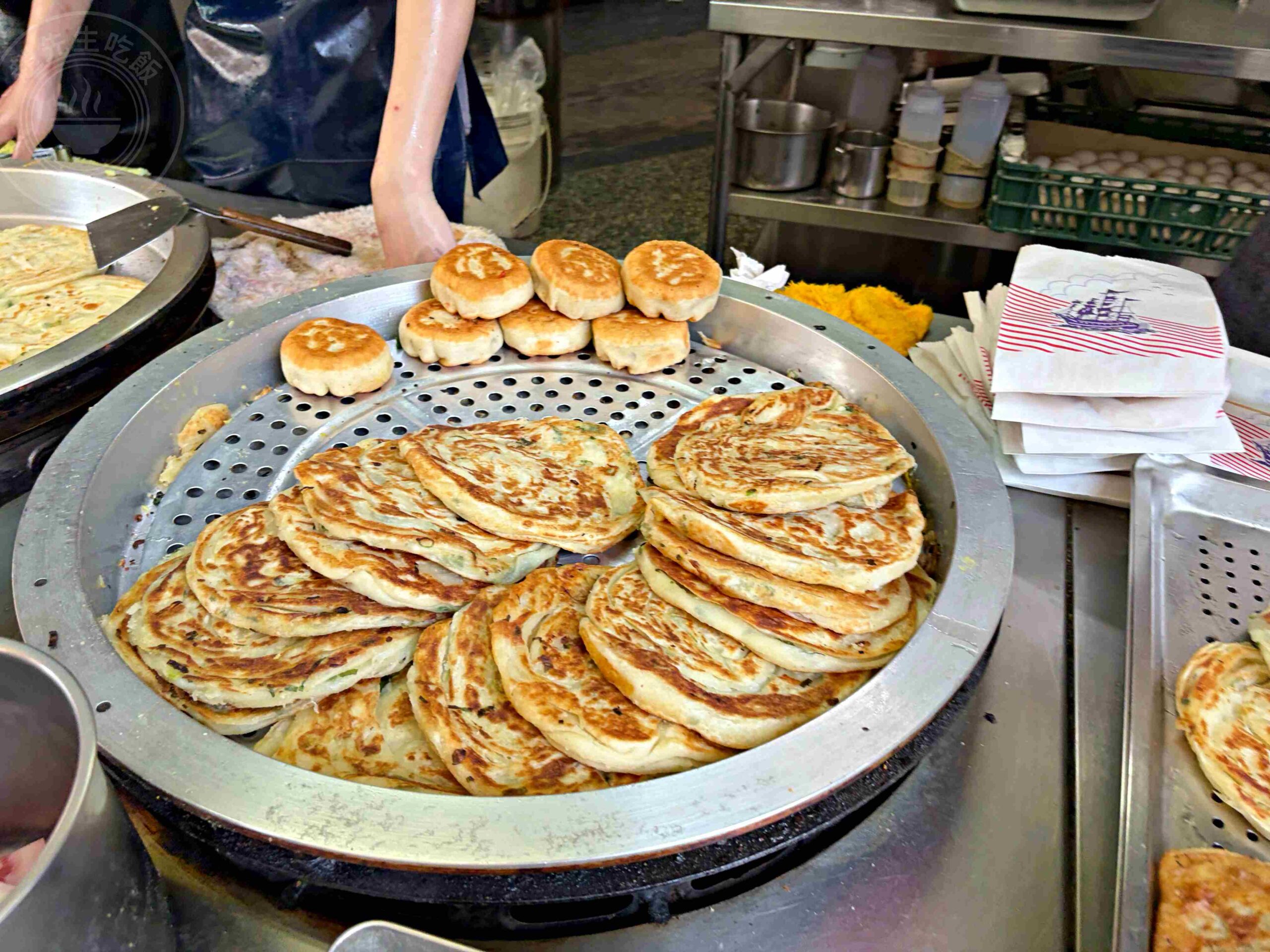 【中和美食】早安蔥油餅，四號公園旁30年老字號市場小吃推薦蔥油餅加蛋、豬肉餡餅(菜單) @趙先生吃飯