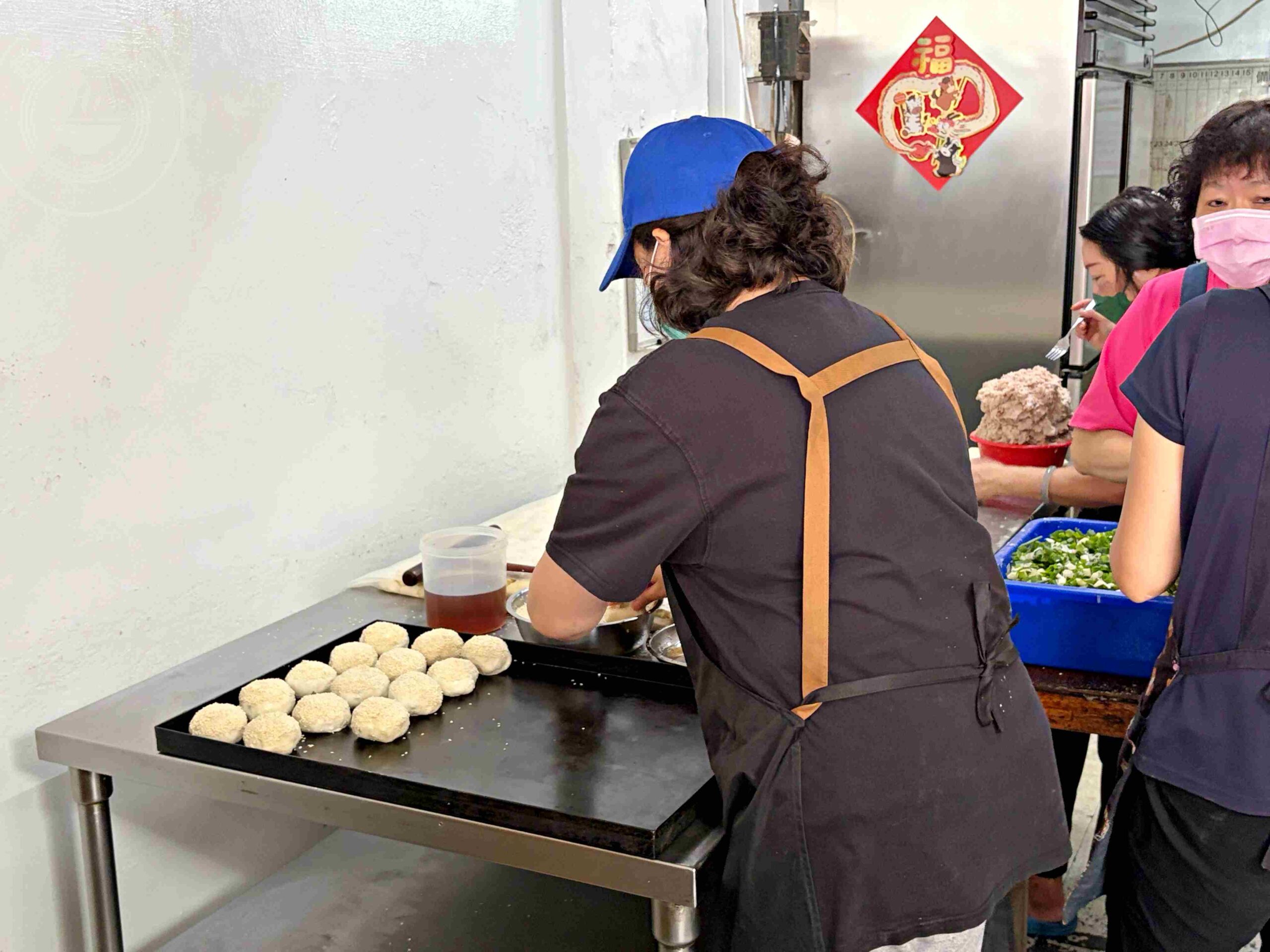 【永和美食】永和老曾炭烤燒餅店，在地人一次掃整袋的銅板小吃推薦蟹殼黃、芝麻酥餅(菜單) @趙先生吃飯