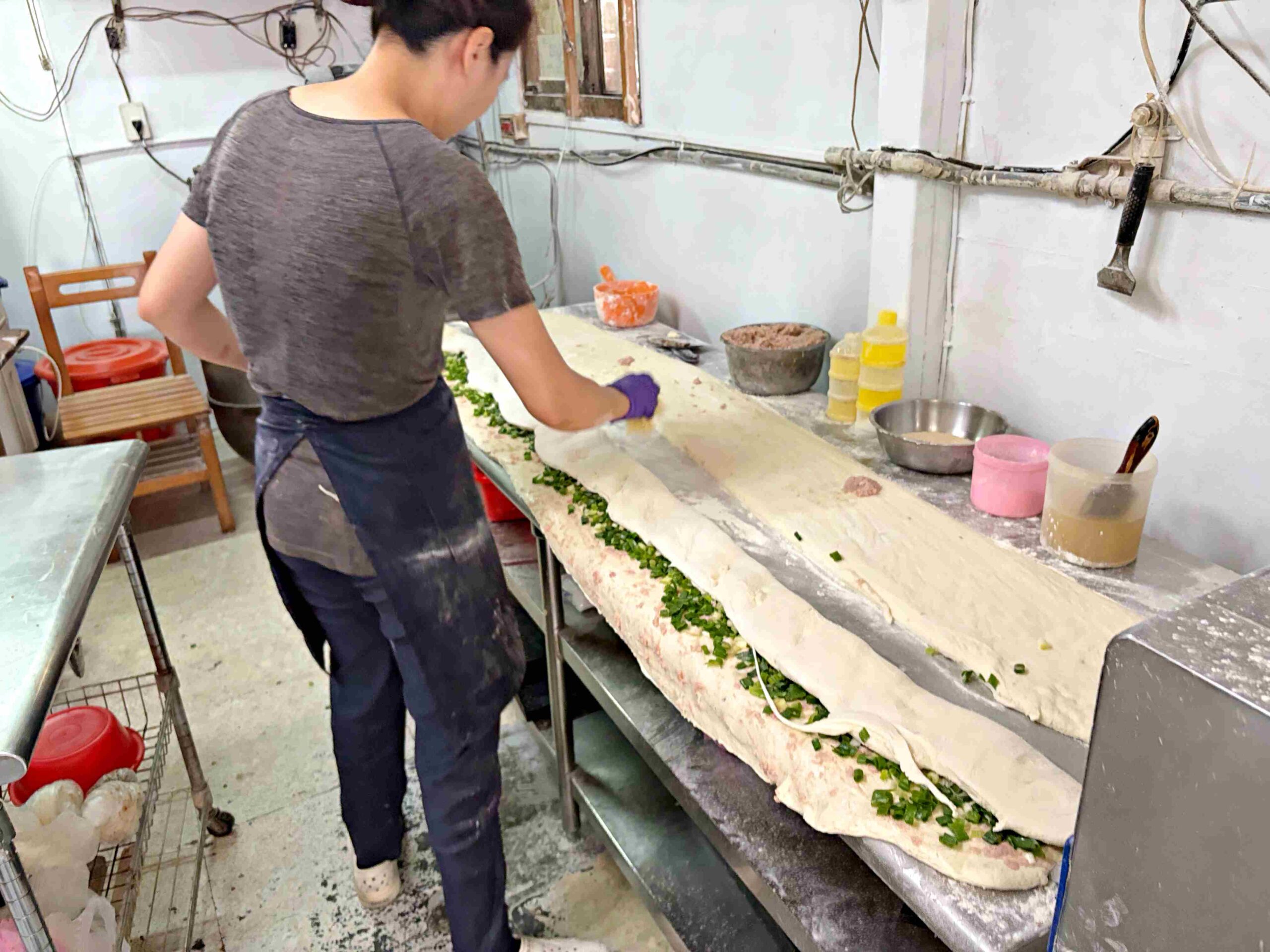 【永和美食】永和老曾炭烤燒餅店，在地人一次掃整袋的銅板小吃推薦蟹殼黃、芝麻酥餅(菜單) @趙先生吃飯