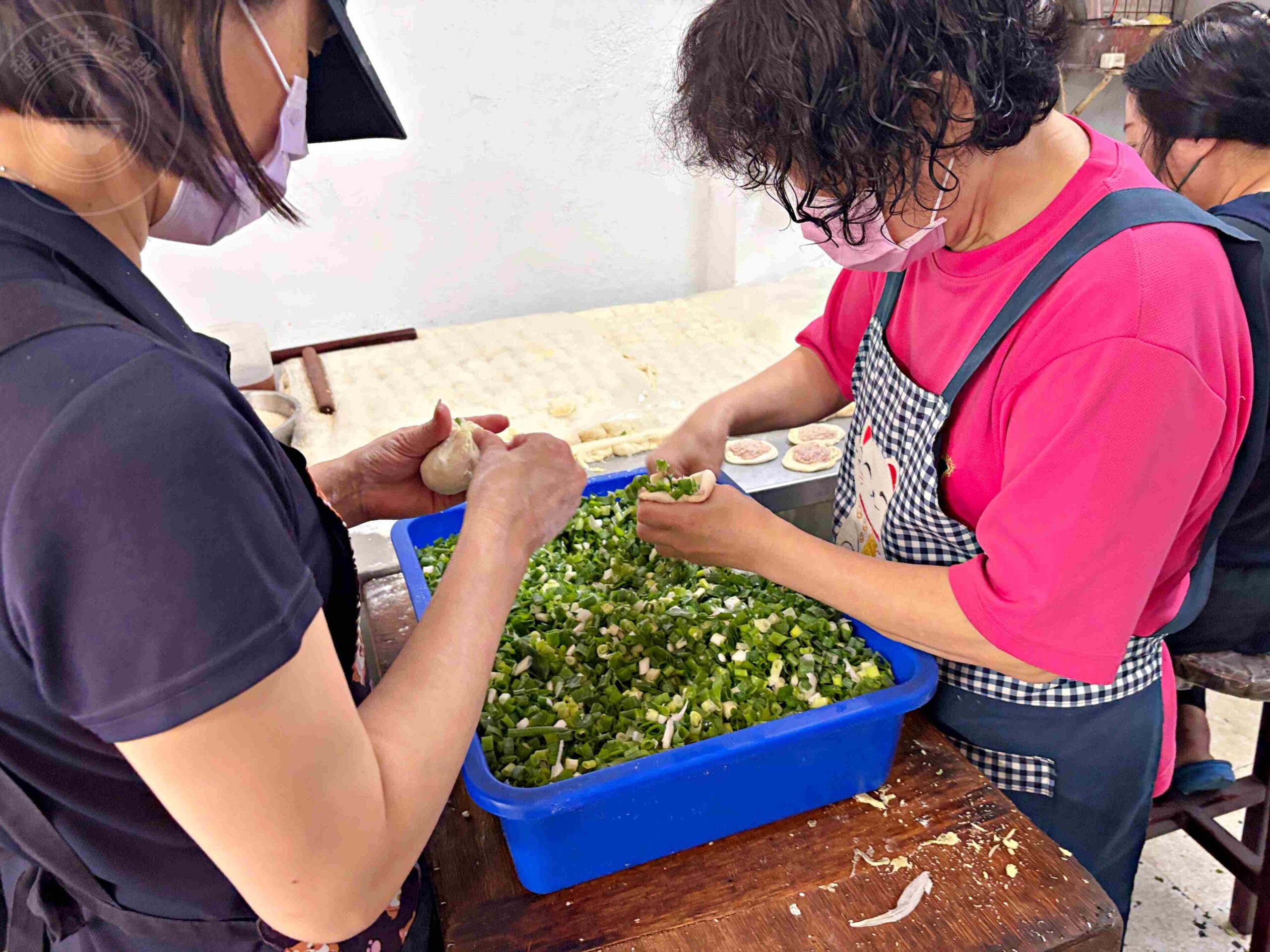 【永和美食】永和老曾炭烤燒餅店，在地人一次掃整袋的銅板小吃推薦蟹殼黃、芝麻酥餅(菜單) @趙先生吃飯