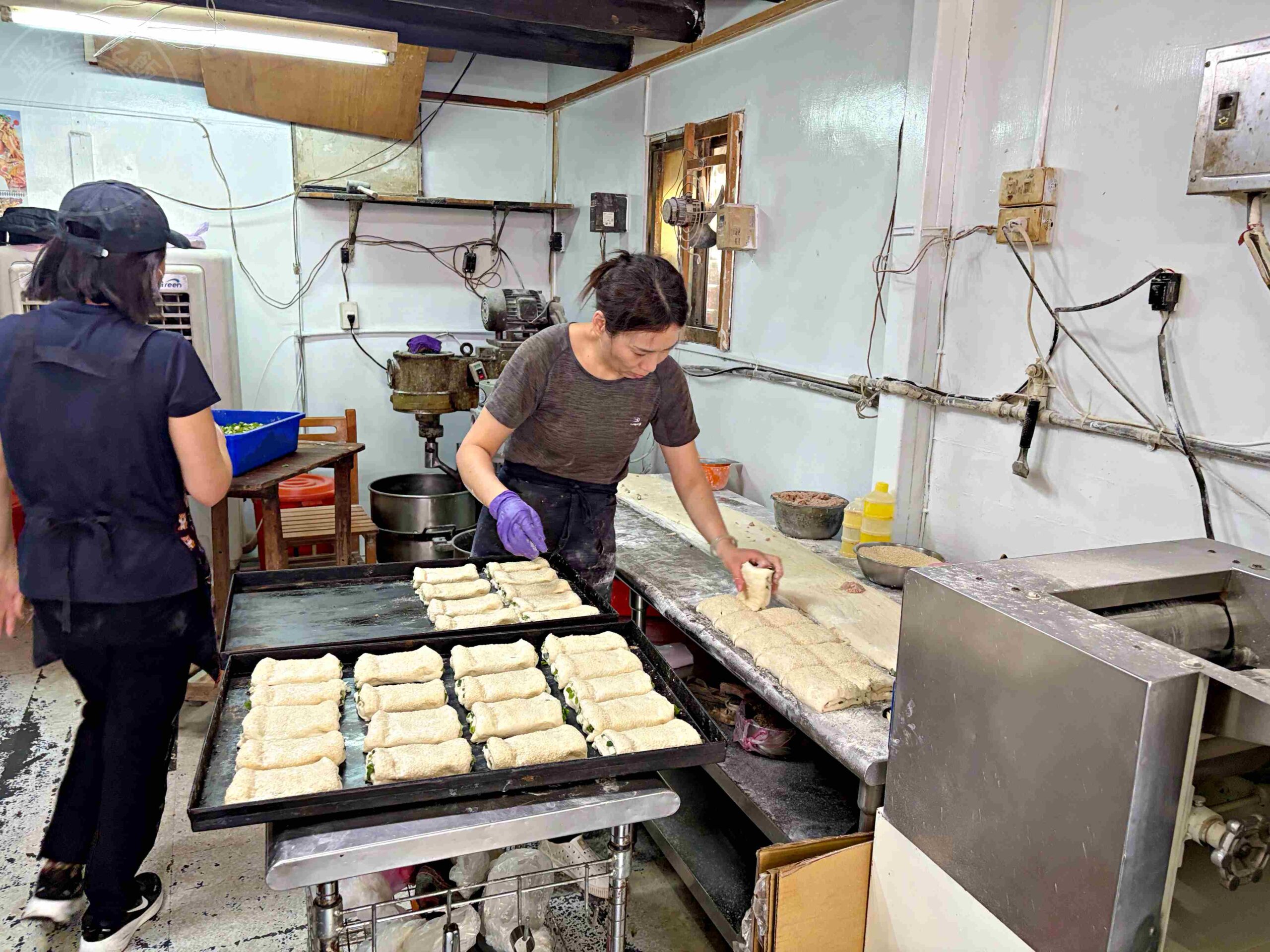 【永和美食】永和老曾炭烤燒餅店，在地人一次掃整袋的銅板小吃推薦蟹殼黃、芝麻酥餅(菜單) @趙先生吃飯