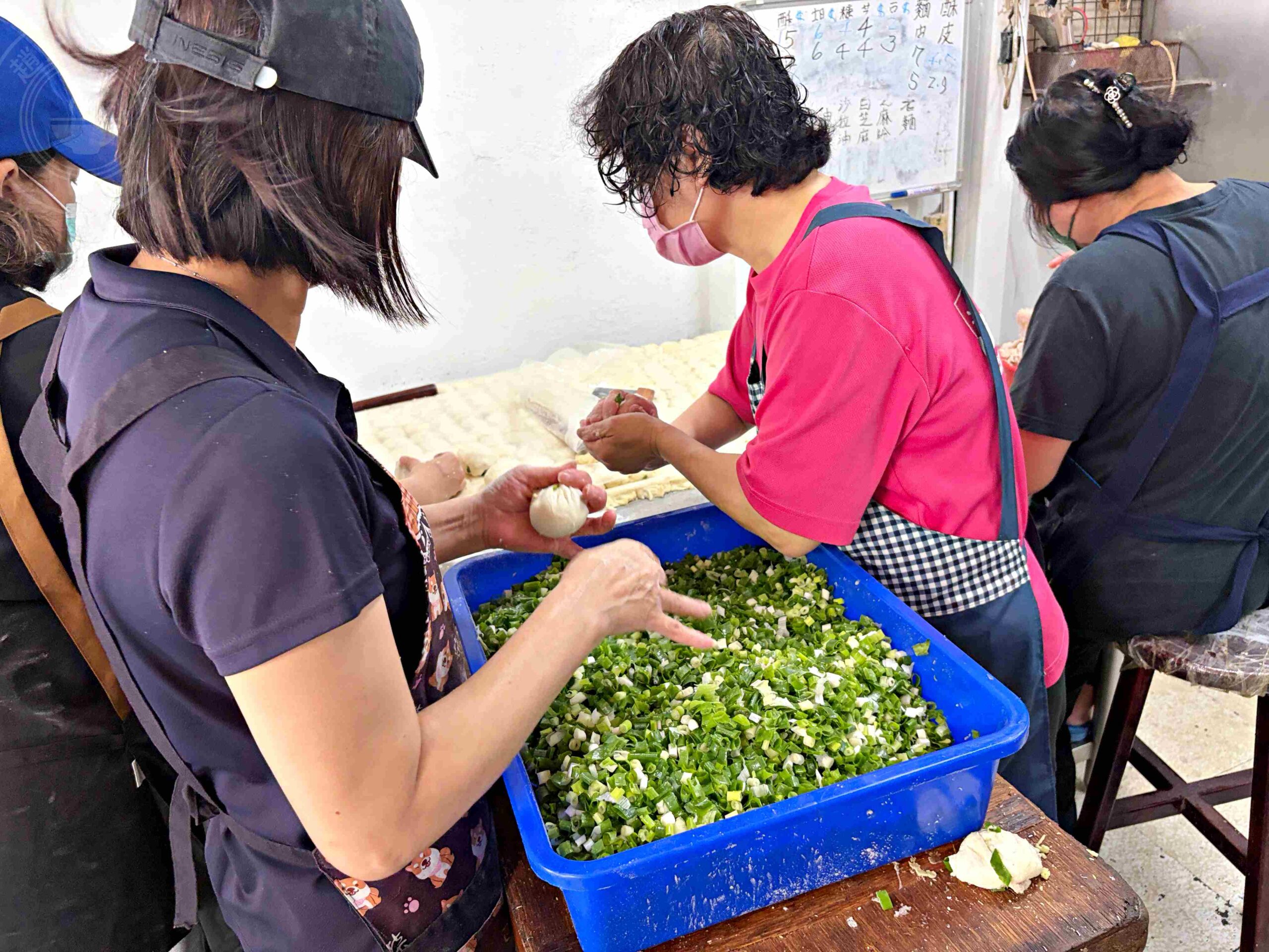 【永和美食】永和老曾炭烤燒餅店，在地人一次掃整袋的銅板小吃推薦蟹殼黃、芝麻酥餅(菜單) @趙先生吃飯