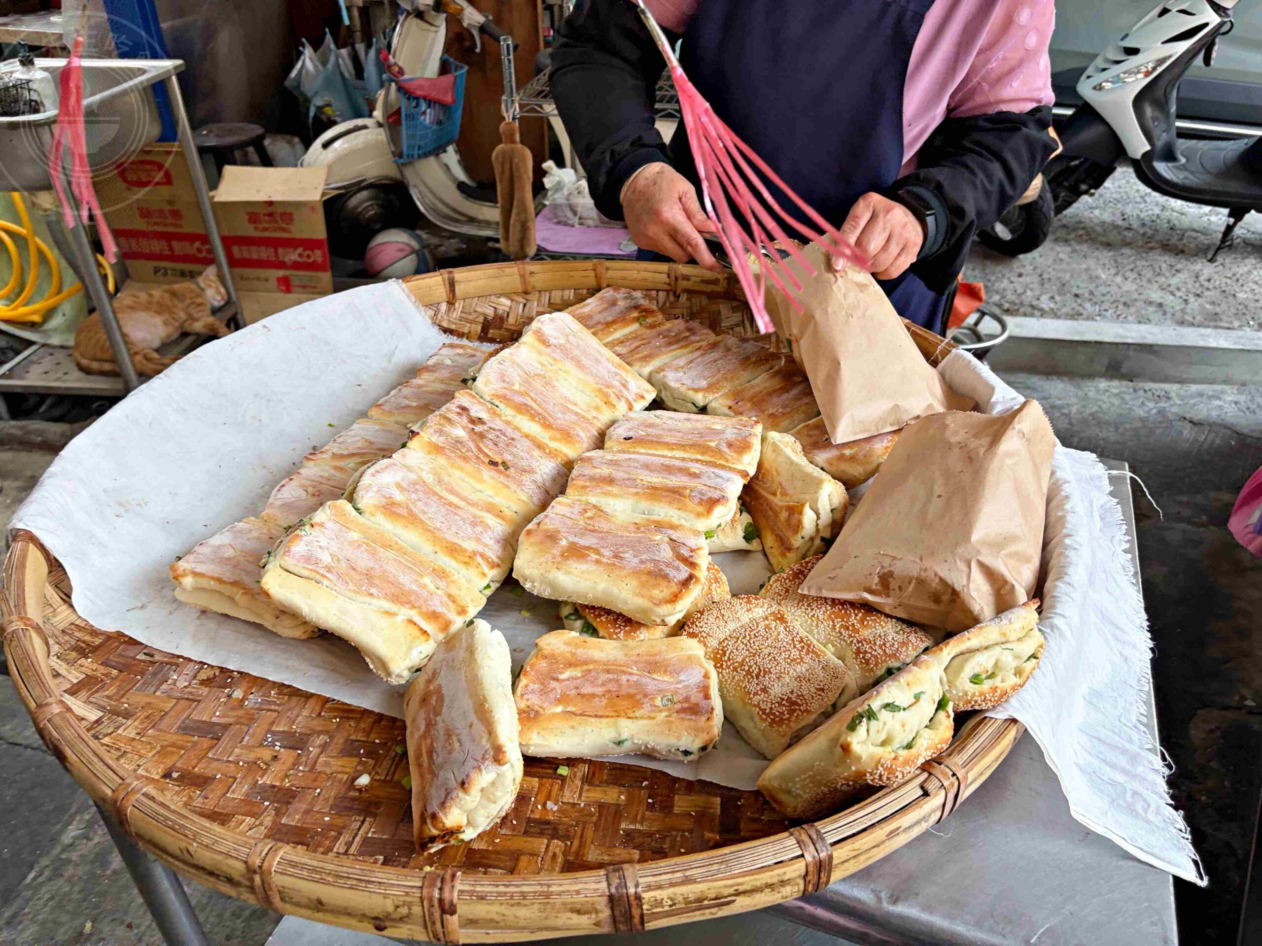 【永和美食】永和老曾炭烤燒餅店，在地人一次掃整袋的銅板小吃推薦蟹殼黃、芝麻酥餅(菜單) @趙先生吃飯