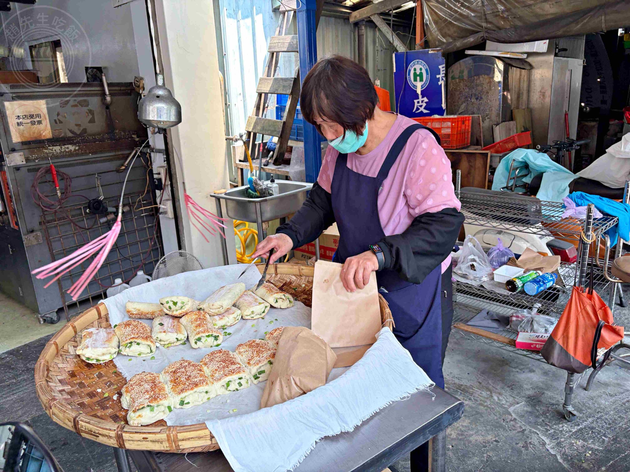 【永和美食】永和老曾炭烤燒餅店，在地人一次掃整袋的銅板小吃推薦蟹殼黃、芝麻酥餅(菜單) @趙先生吃飯