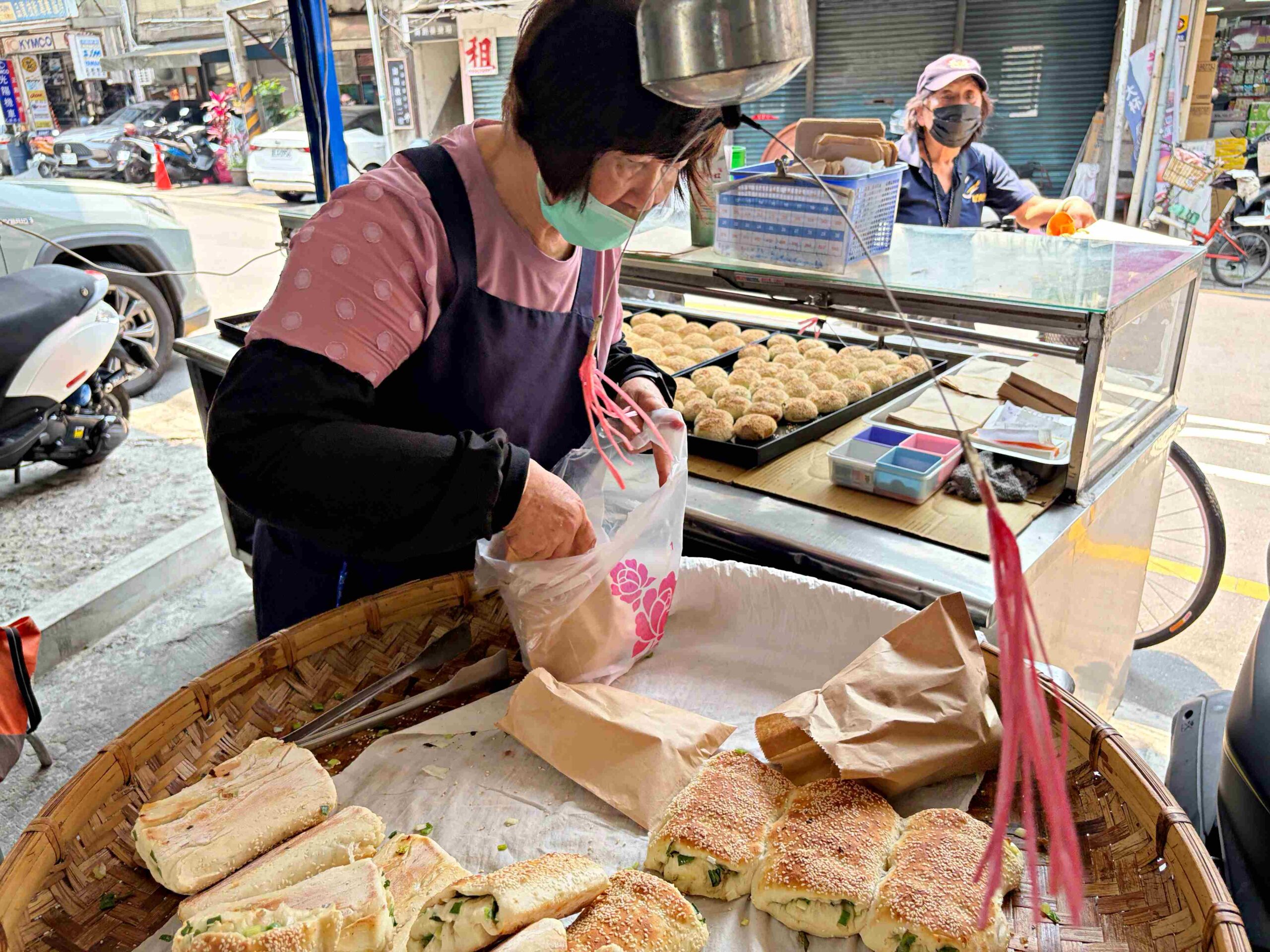 【永和美食】永和老曾炭烤燒餅店，在地人一次掃整袋的銅板小吃推薦蟹殼黃、芝麻酥餅(菜單) @趙先生吃飯