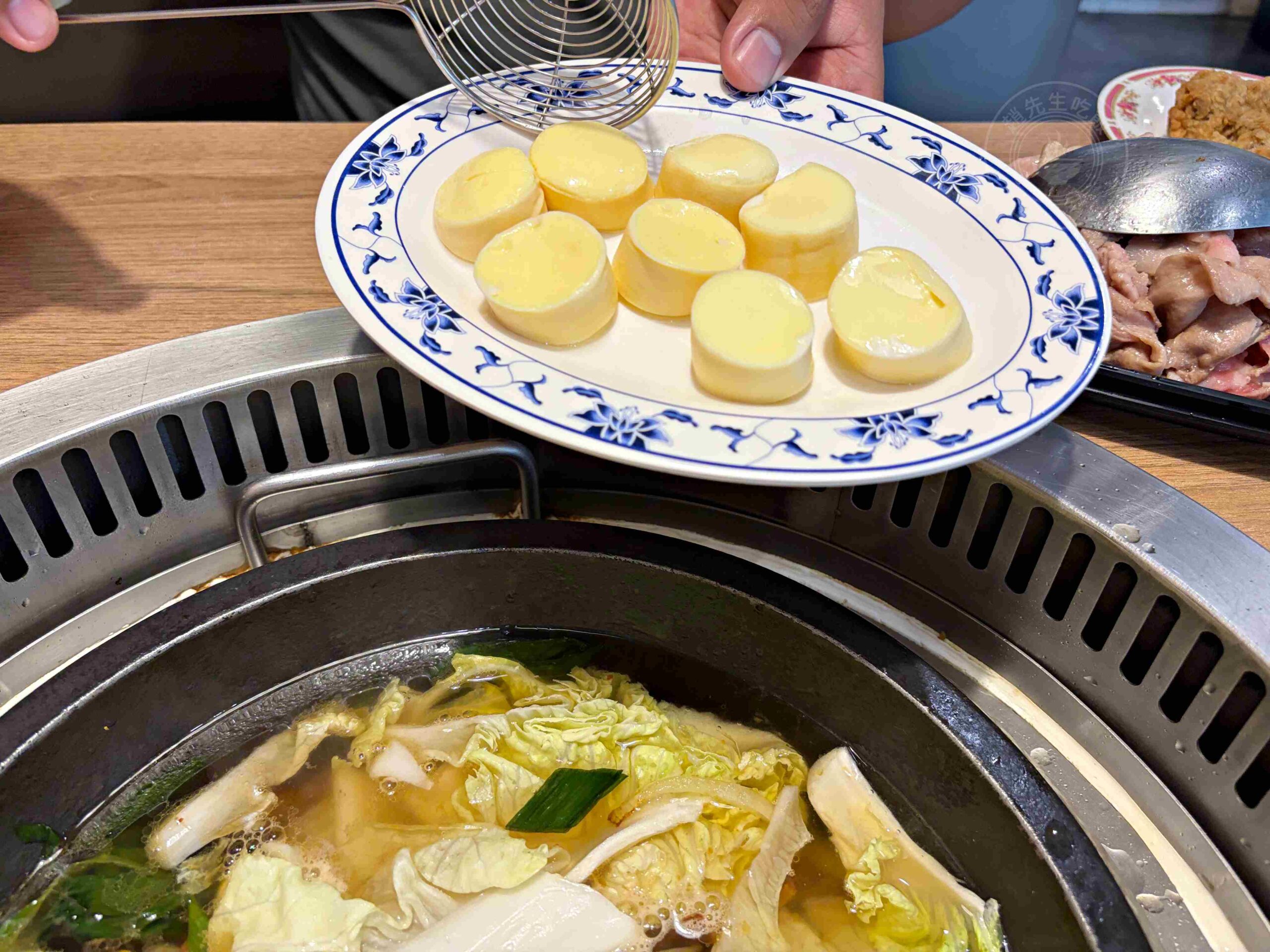 【永和美食】金川石頭火鍋，小紅莓創始人二代店，懷舊湯頭爆炒肉片推薦(菜單) @趙先生吃飯