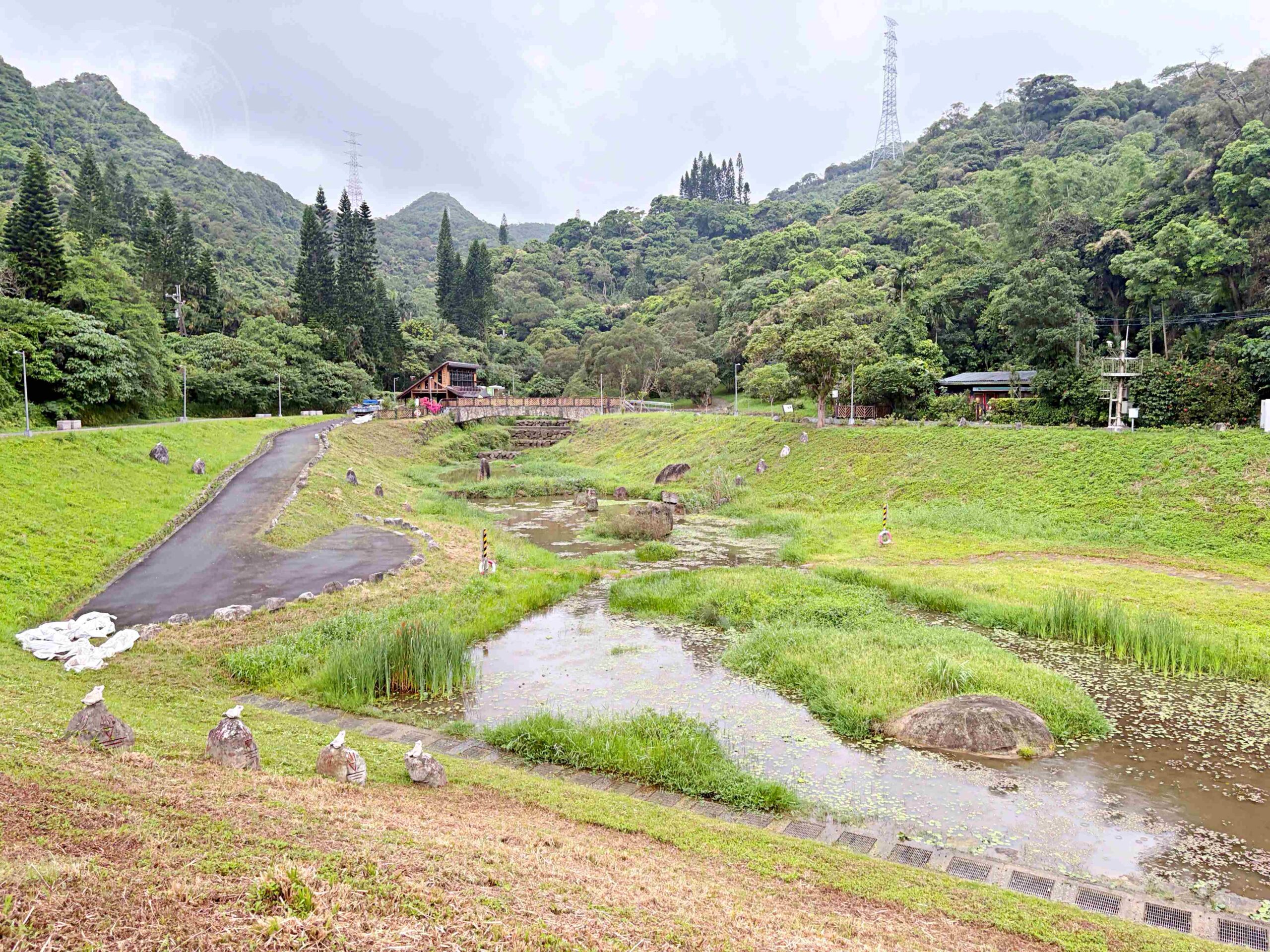 【內湖美食】金瑞治水園區，免門票森林系秘境，日式木造小屋、步道全家散步推薦 @趙先生吃飯