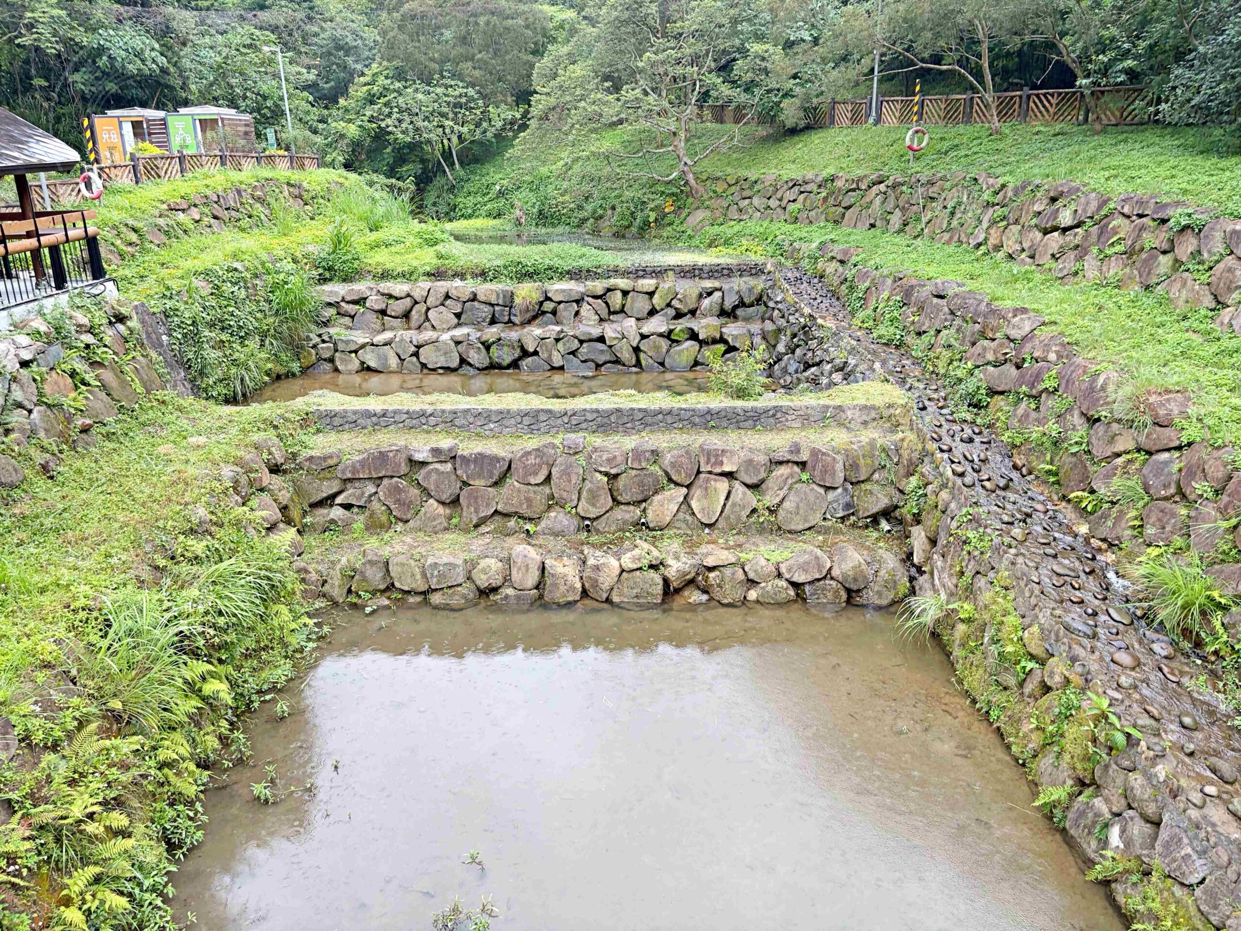【內湖美食】金瑞治水園區，免門票森林系秘境，日式木造小屋、步道全家散步推薦 @趙先生吃飯