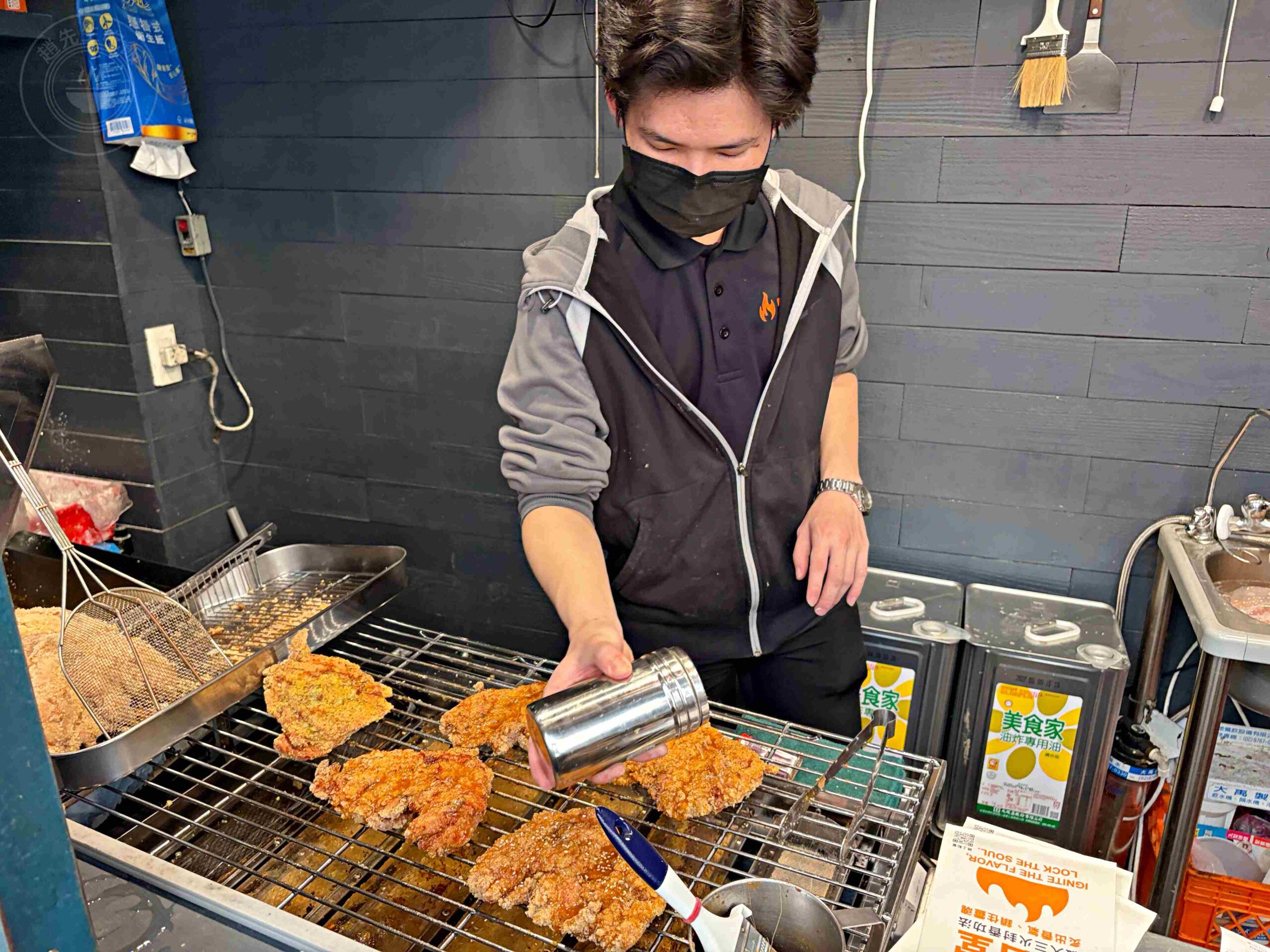 【饒河夜市美食】火岩堂雞排饒河店，夜市門口先炸後烤超厚切大份量推薦碳烤(菜單) @趙先生吃飯