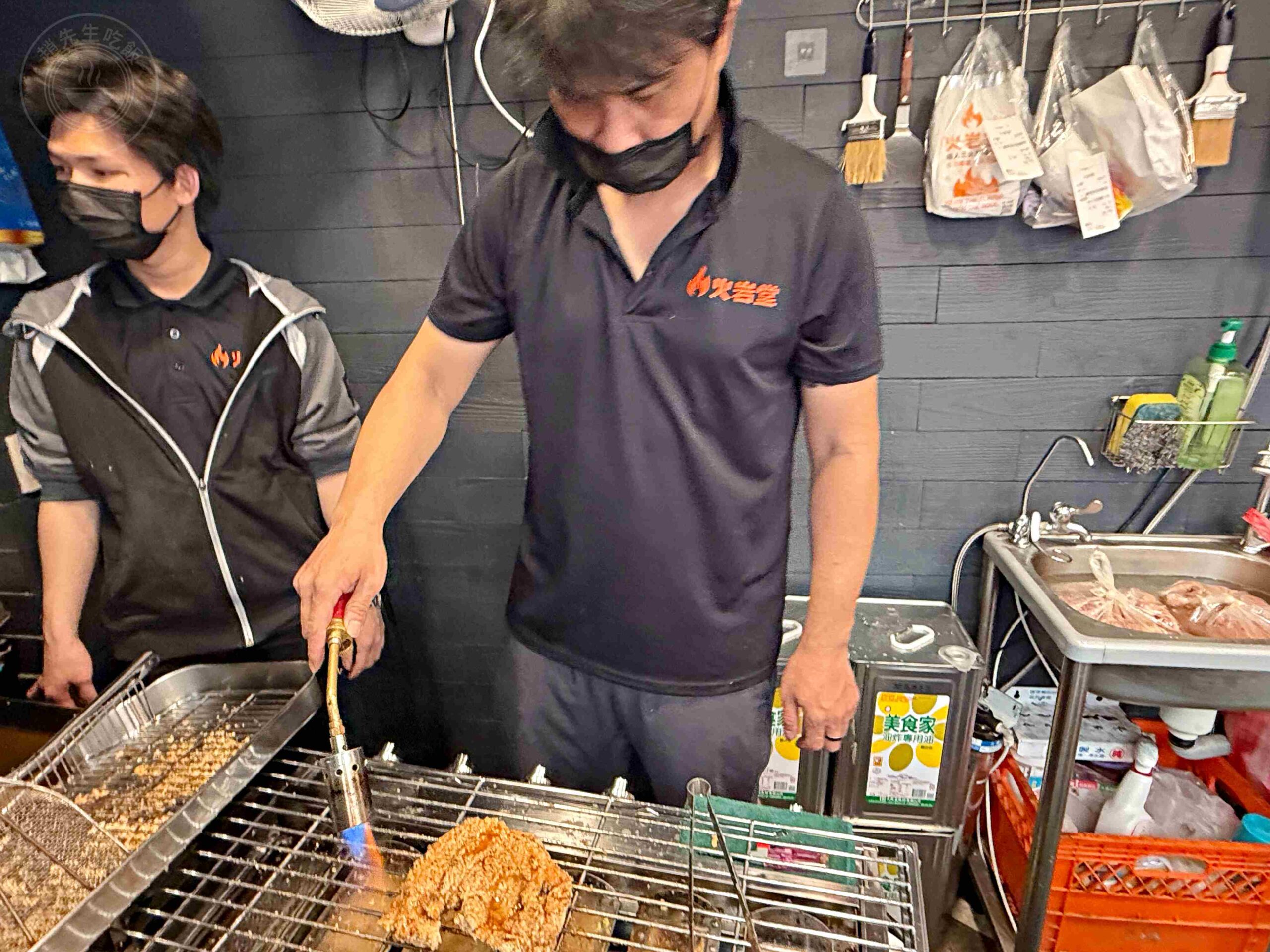 【饒河夜市美食】火岩堂雞排饒河店，夜市門口先炸後烤超厚切大份量推薦碳烤(菜單) @趙先生吃飯